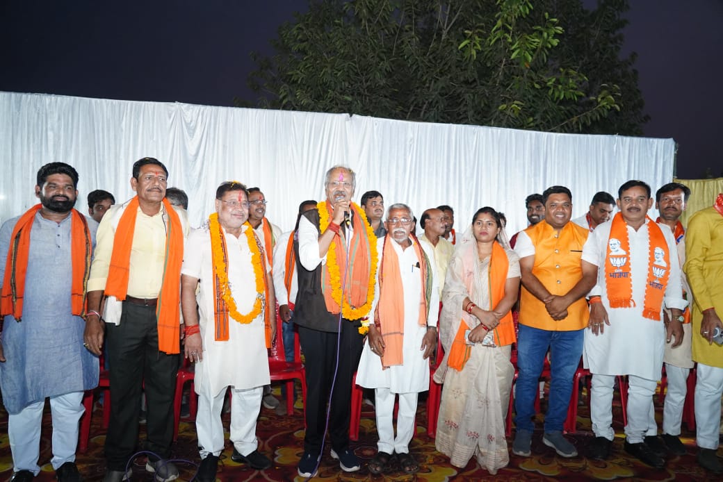भाजपा प्रत्याशी सुनील सोनी के पक्ष में सघन जनसंपर्क अभियान भाजपा प्रत्याशी सुनील सोनी के पक्ष में सघन जनसंपर्क अभियान