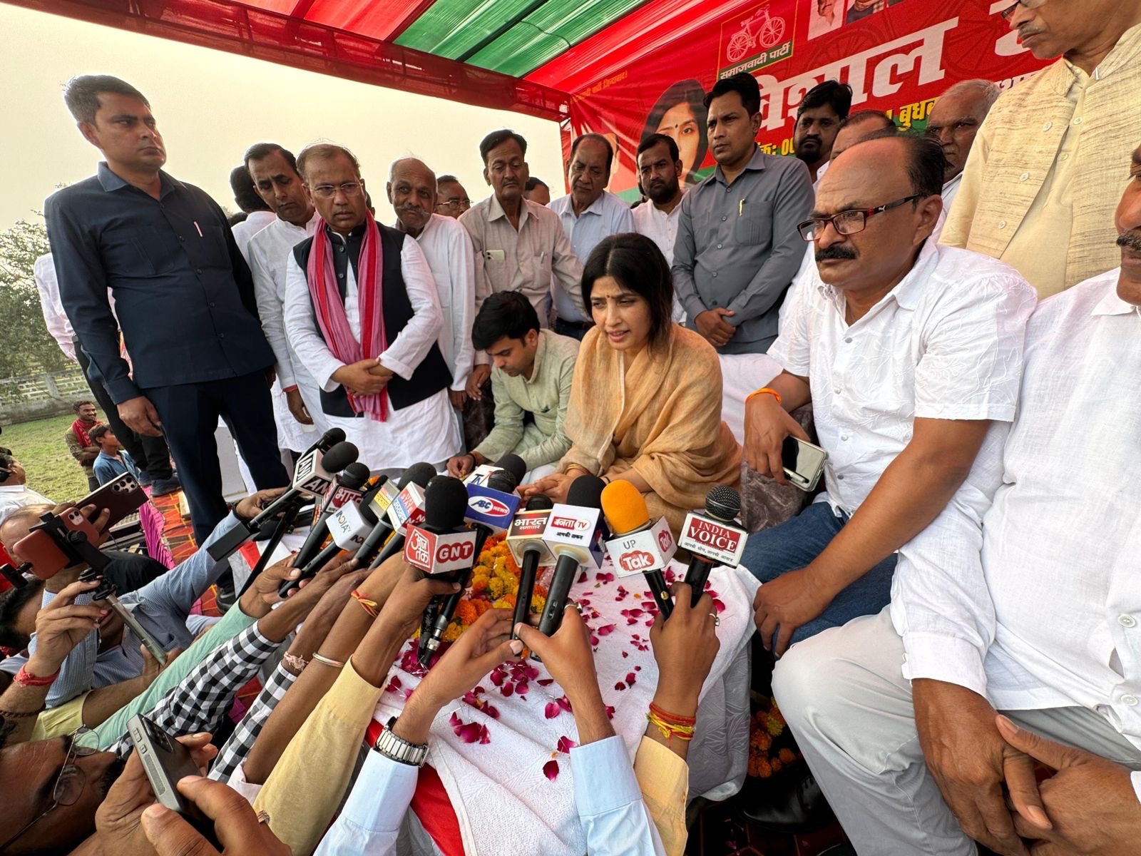 पत्रकारों से बातचीत करते सपा सांसद डिंपल यादव पत्रकारों से बातचीत करते सपा सांसद डिंपल यादव