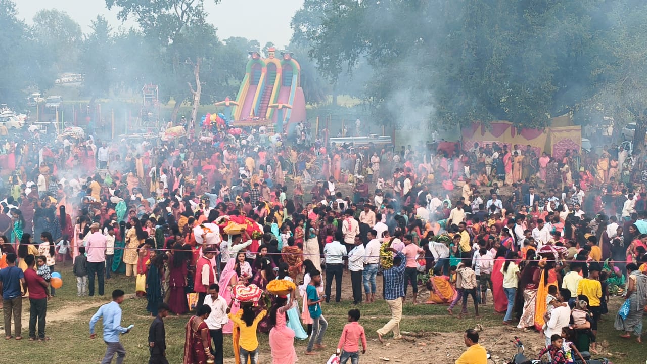 अर्घ्य देते श्रद्धालु अर्घ्य देते श्रद्धालु