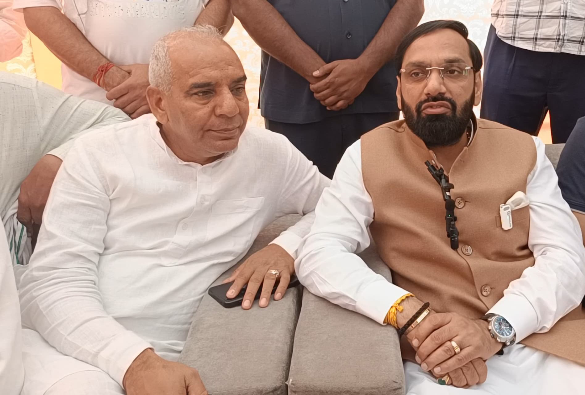 पत्रकारों से बातचीत करते हुए भाजपा विधायक देवेंद्र चतरभुज अत्री। पत्रकारों से बातचीत करते हुए भाजपा विधायक देवेंद्र चतरभुज अत्री।