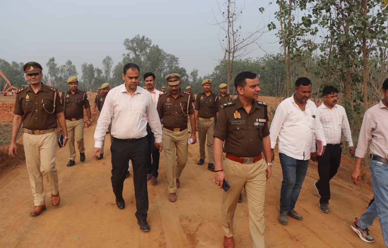 महर्षि दयानंद सरस्वती लॉ कालेज भदासना में मुख्यमंत्री योगी आदित्यनाथ जनसभा को लेकर निरीक्षण करते पुलिस व प्रशसनिक अधिकारी महर्षि दयानंद सरस्वती लॉ कालेज भदासना में मुख्यमंत्री योगी आदित्यनाथ जनसभा को लेकर निरीक्षण करते पुलिस व प्रशसनिक अधिकारी