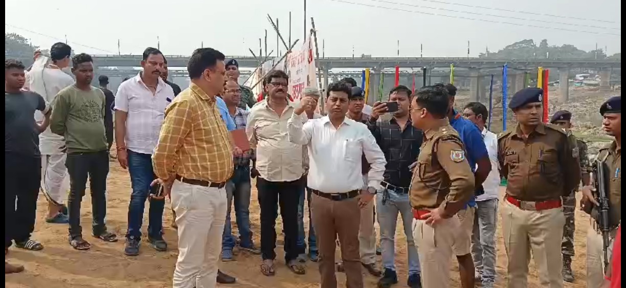 छठ घाट का निरीक्षण करते अधिकारी छठ घाट का निरीक्षण करते अधिकारी