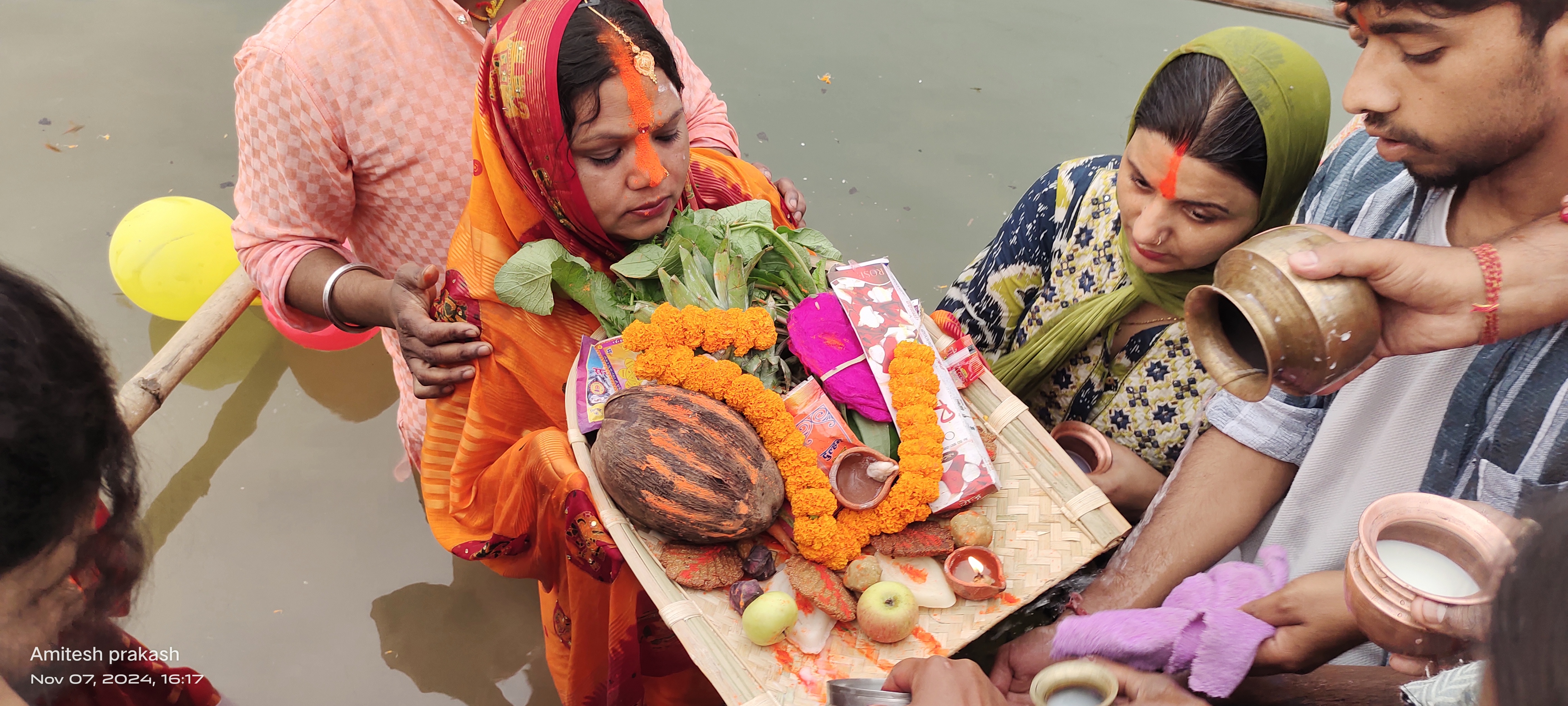 अर्घ्य अर्पित करते व्रति अर्घ्य अर्पित करते व्रति