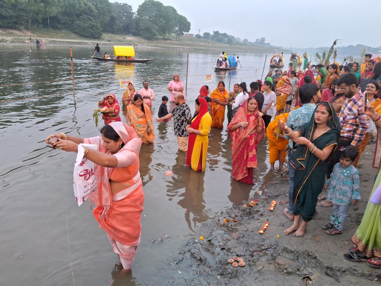 छठ पर अस्ताचलगामी भगवान भास्कर को हजारों महिलाओं ने दिया अर्घ्य छठ पर अस्ताचलगामी भगवान भास्कर को हजारों महिलाओं ने दिया अर्घ्य