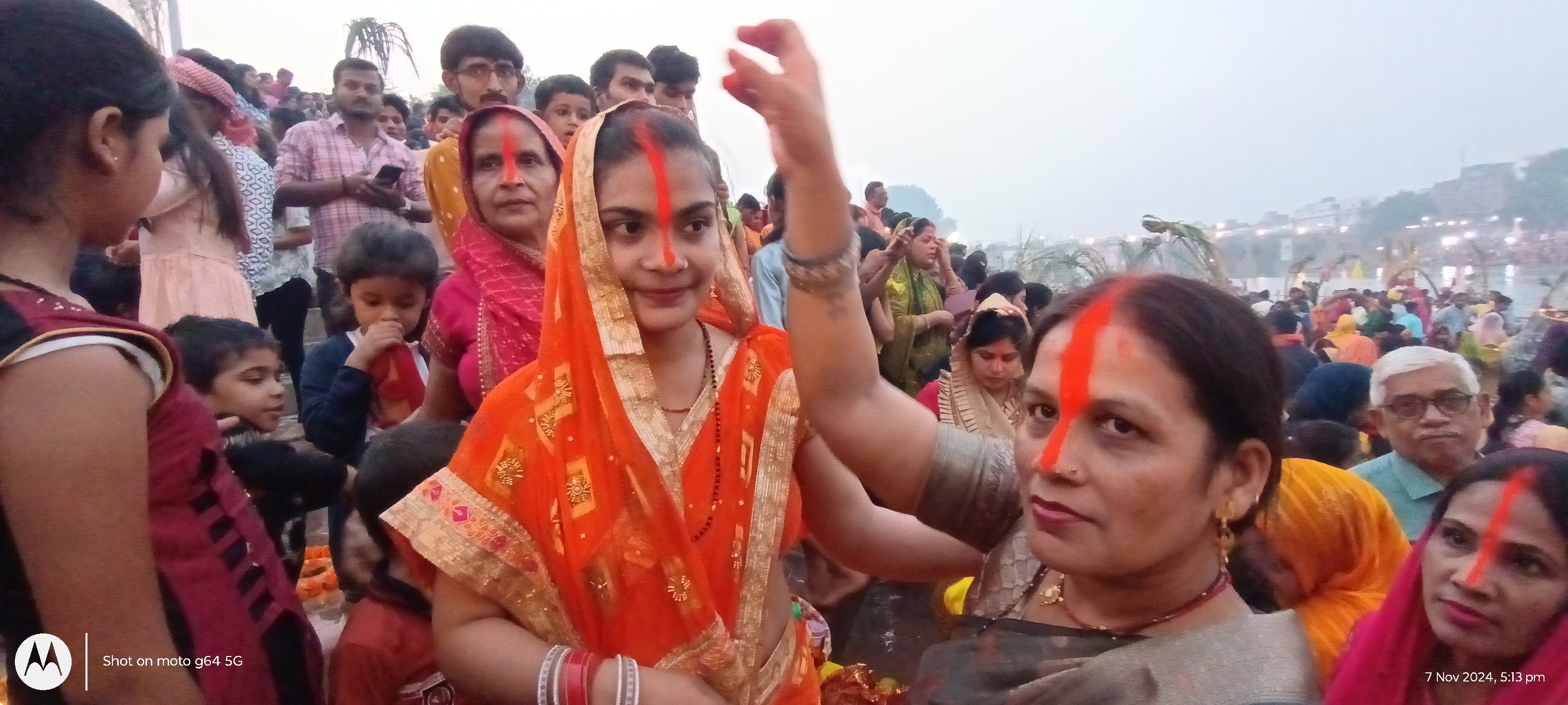 डूबते सूर्य देव को जल देकर  छठ माता की पूजा की हुई शुरुआत पूजा करती व्रती माताएं