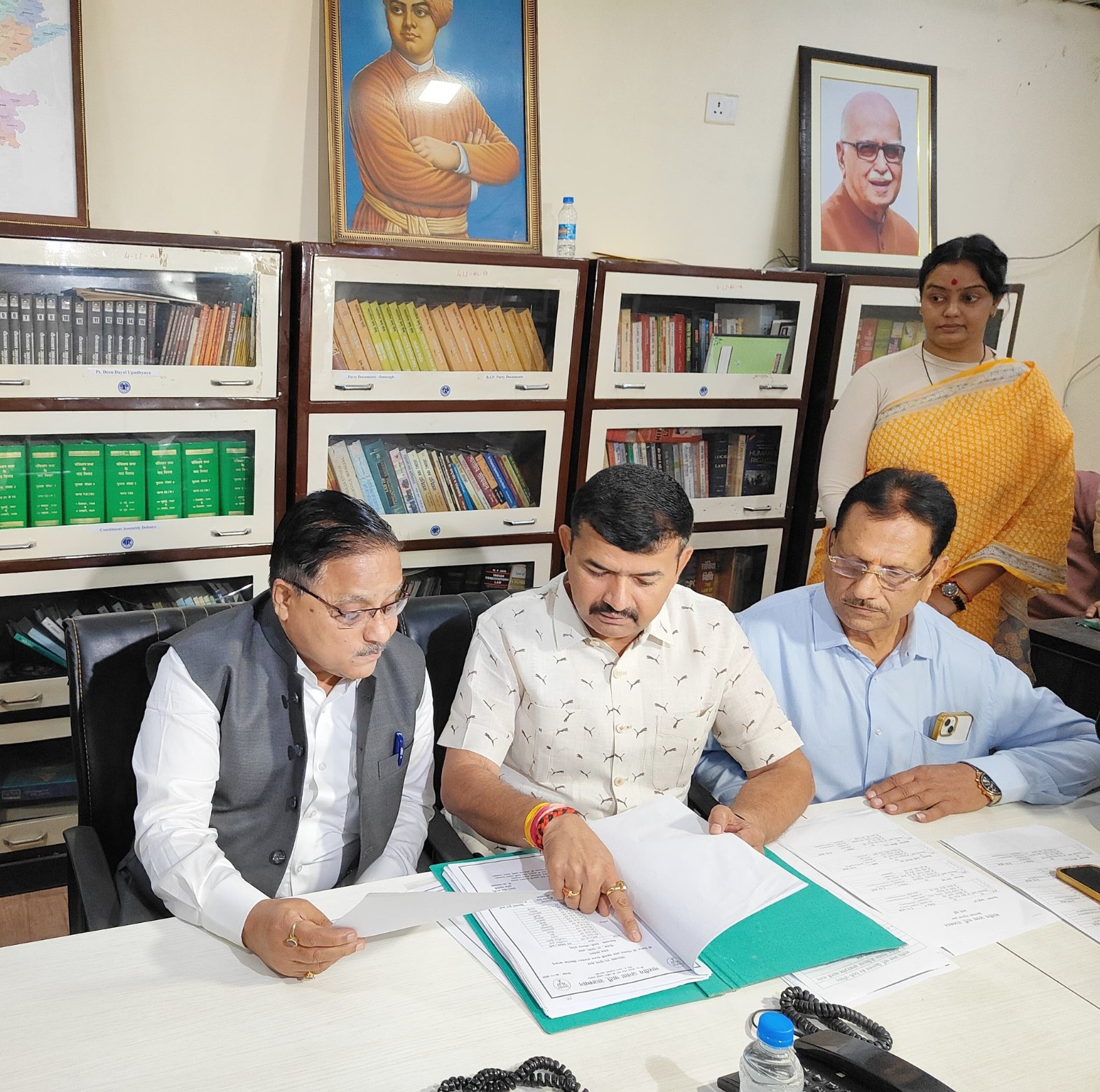 देश के गौरव, मान-सम्मान के प्रतिक राजा-महाराजाओं का ये अपमान, नहीं सहेगा राजस्थान: डॉ राधामोहन दास अग्रवाल देश के गौरव, मान-सम्मान के प्रतिक राजा-महाराजाओं का ये अपमान, नहीं सहेगा राजस्थान: डॉ राधामोहन दास अग्रवाल