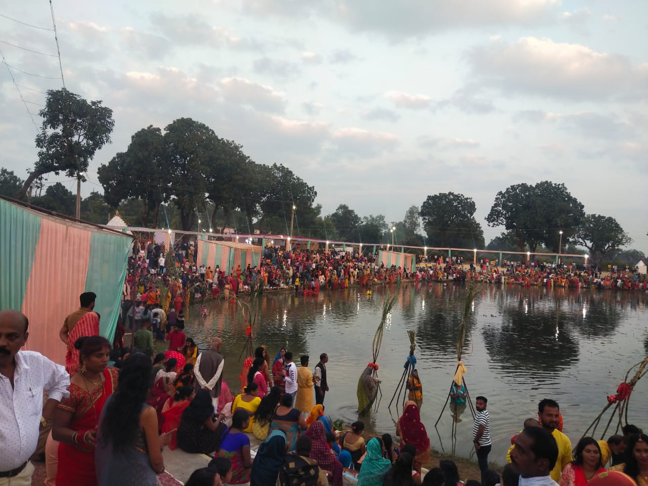 काेयलांचल में तलाब पर अध्र्य देती महिलायें काेयलांचल में तलाब पर अध्र्य देती महिलायें