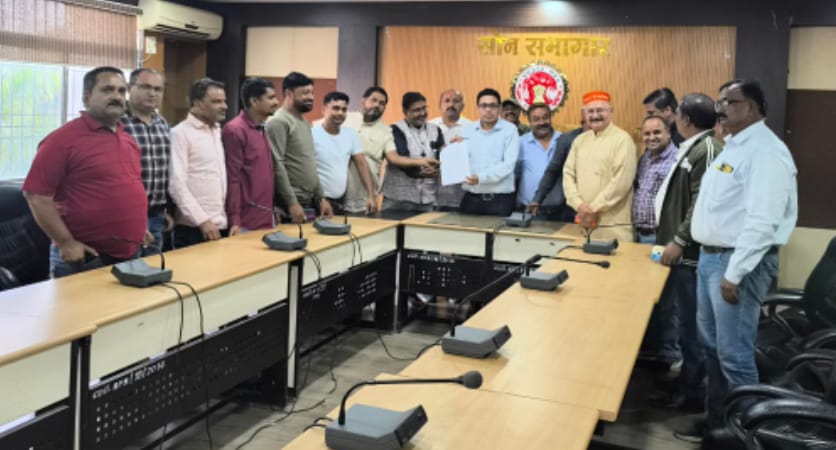 पत्रकार मुख्यमंत्री के नाम कलेक्टर को ज्ञापन सौंपते पत्रकार मुख्यमंत्री के नाम कलेक्टर को ज्ञापन सौंपते