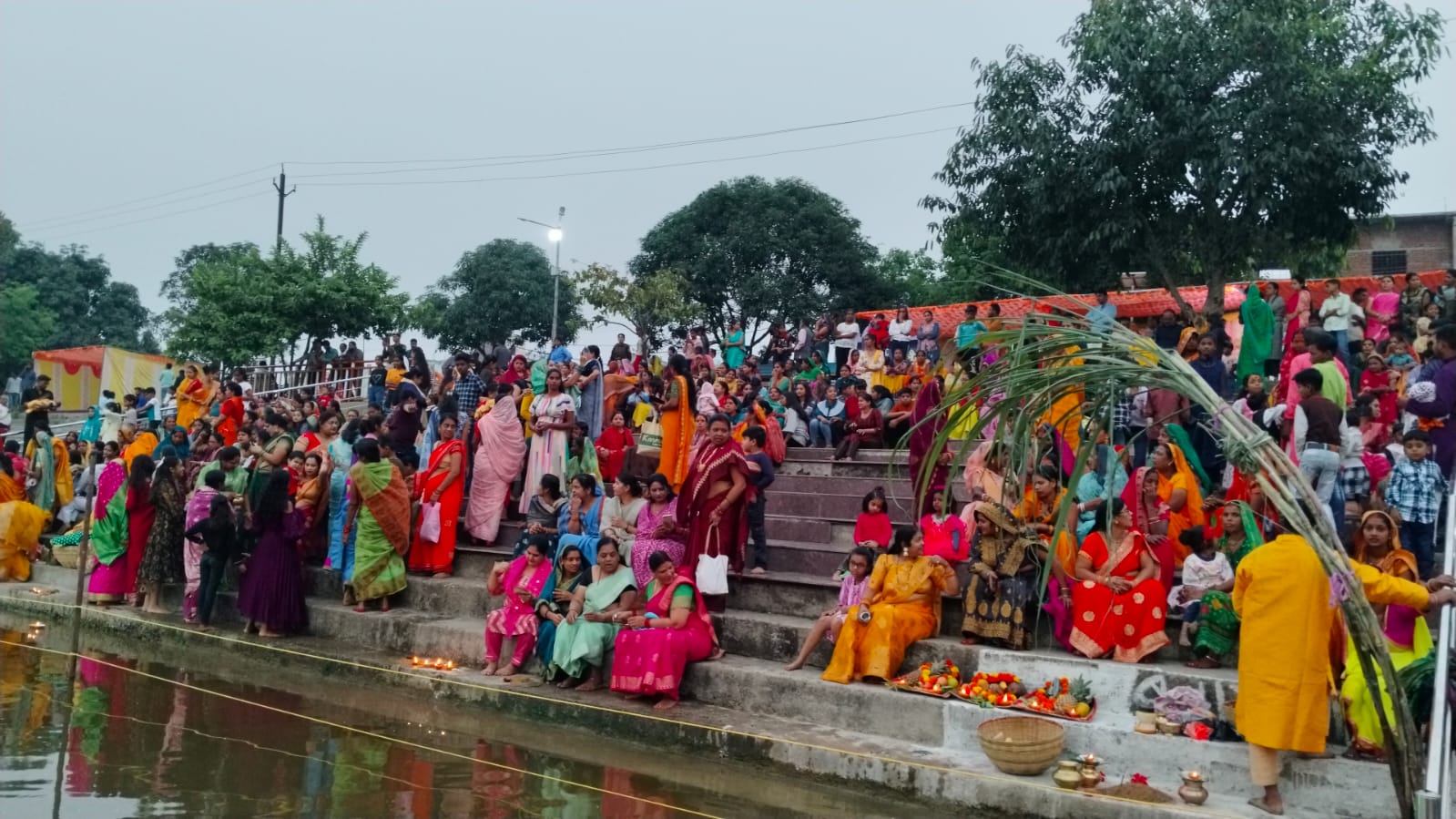 अनूपपुर में मडफा तलाब में डूबते सूर्य को अध्र्य देती महिलायें अनूपपुर में मडफा तलाब में डूबते सूर्य को अध्र्य देती महिलायें