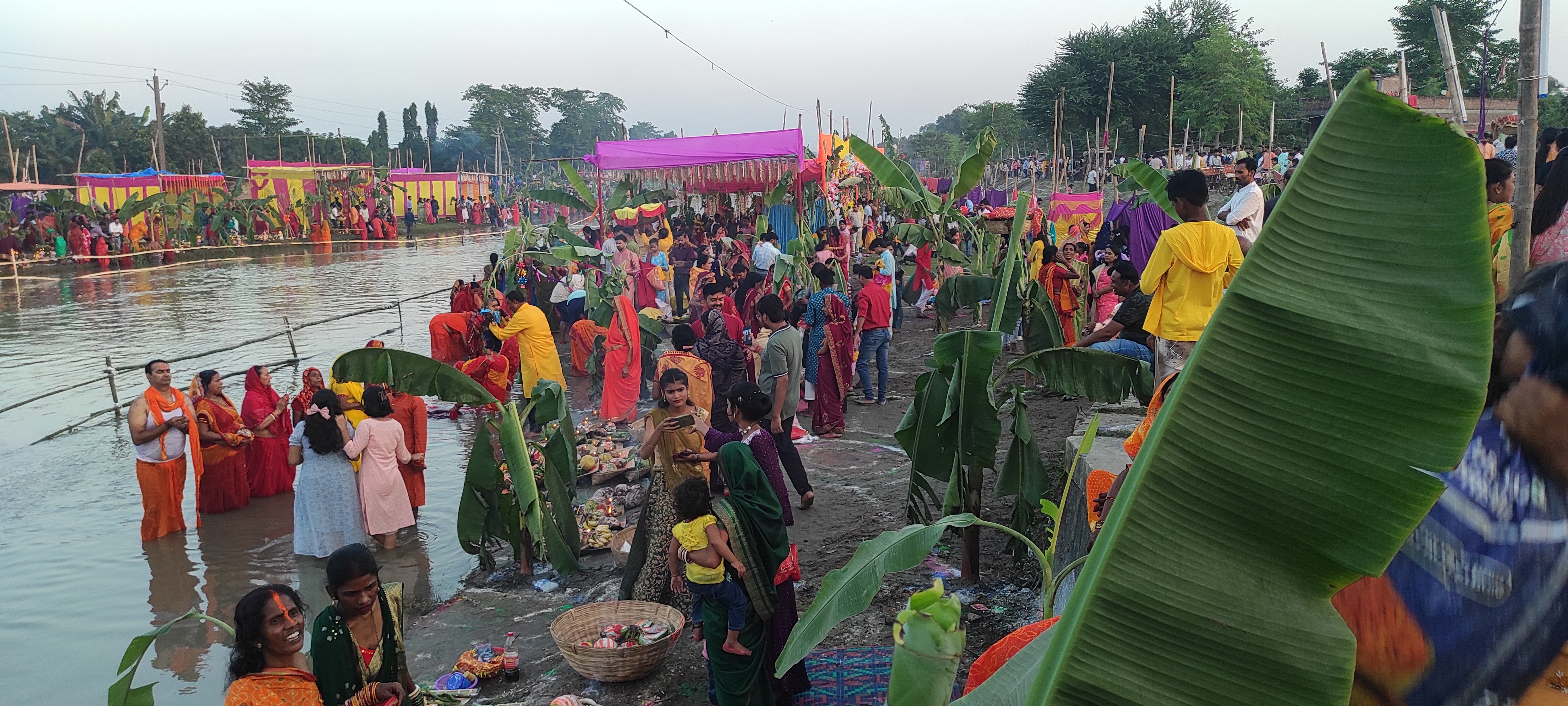 अररिया फोटो:अस्ताचलगामी सूर्य को अर्घ्य देने के लिए घाट पर श्रद्धालुओं की भीड़ अररिया फोटो:अस्ताचलगामी सूर्य को अर्घ्य देने के लिए घाट पर श्रद्धालुओं की भीड़