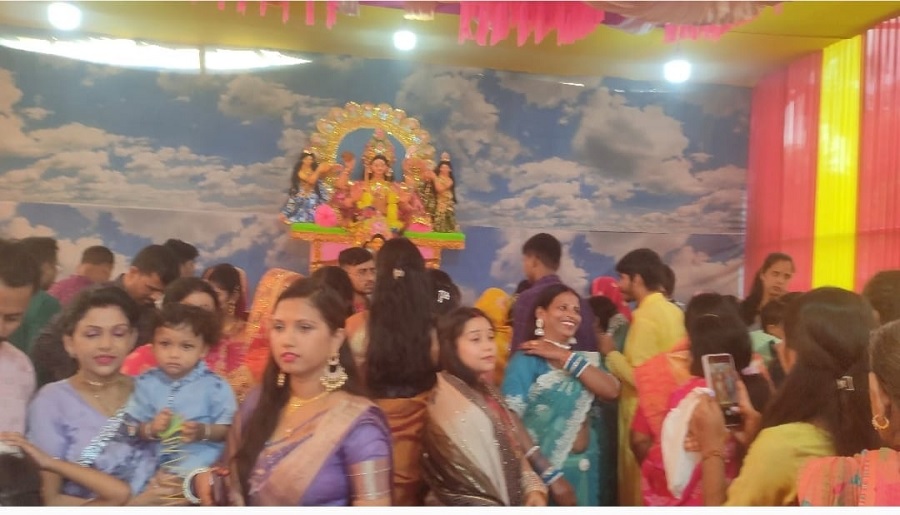 असमः बिश्वनाथ जिले में छठ घाट पर पंडाल में स्थापित प्रतिमा का दर्शन करते श्रद्धालुगण असमः बिश्वनाथ जिले में छठ घाट पर पंडाल में स्थापित प्रतिमा का दर्शन करते श्रद्धालुगण