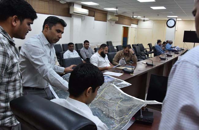 उपायुक्त अधिकारियों की बैठक लेते हुए।