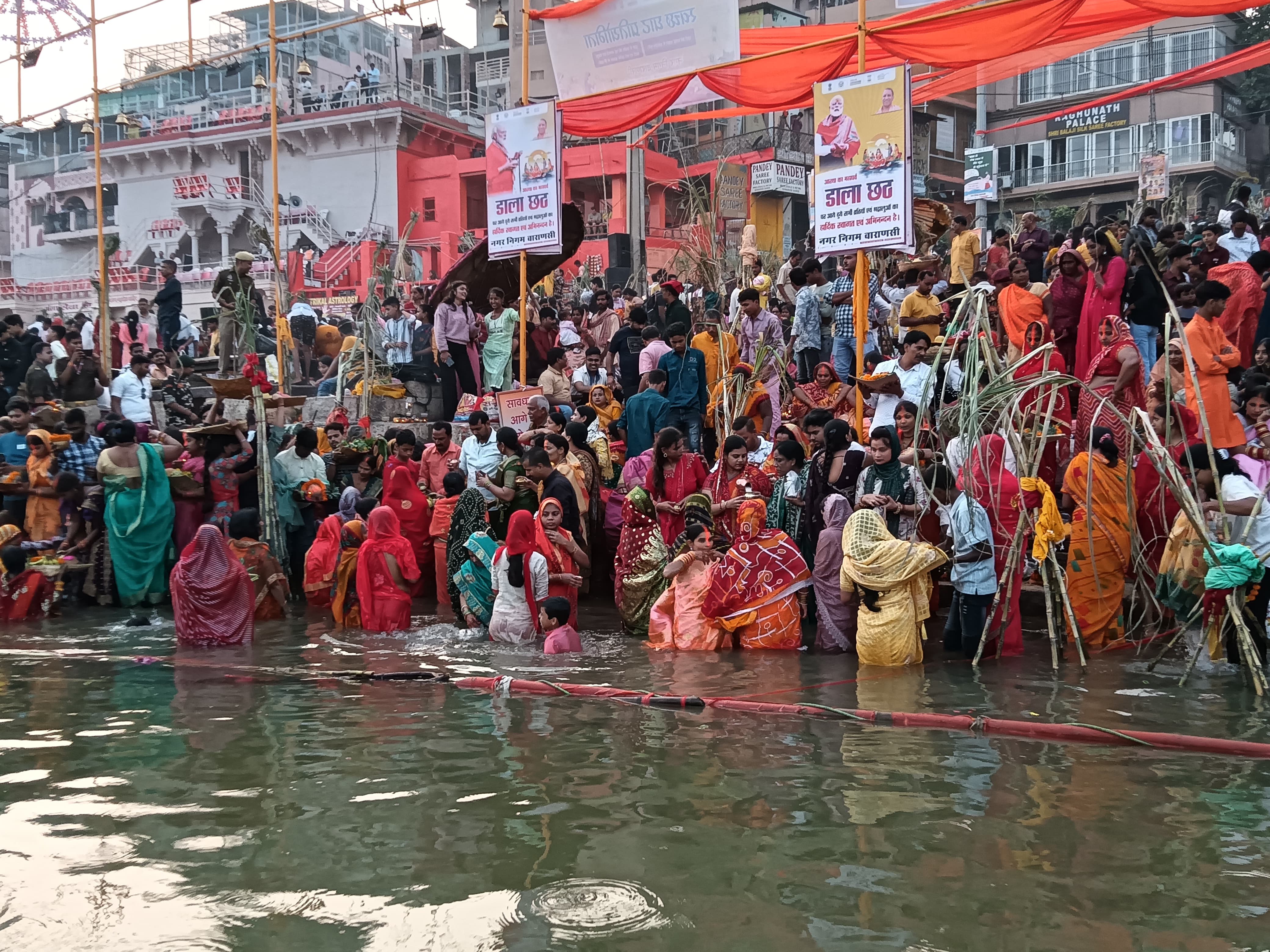 डाला छठ: गंगा तट पर अस्ताचलगामी सूर्य को पहला अर्घ्य देती व्रती महिलाए: फोटो बच्चा गुप्त डाला छठ: गंगा तट पर अस्ताचलगामी सूर्य को पहला अर्घ्य देती व्रती महिलाए: फोटो बच्चा गुप्त