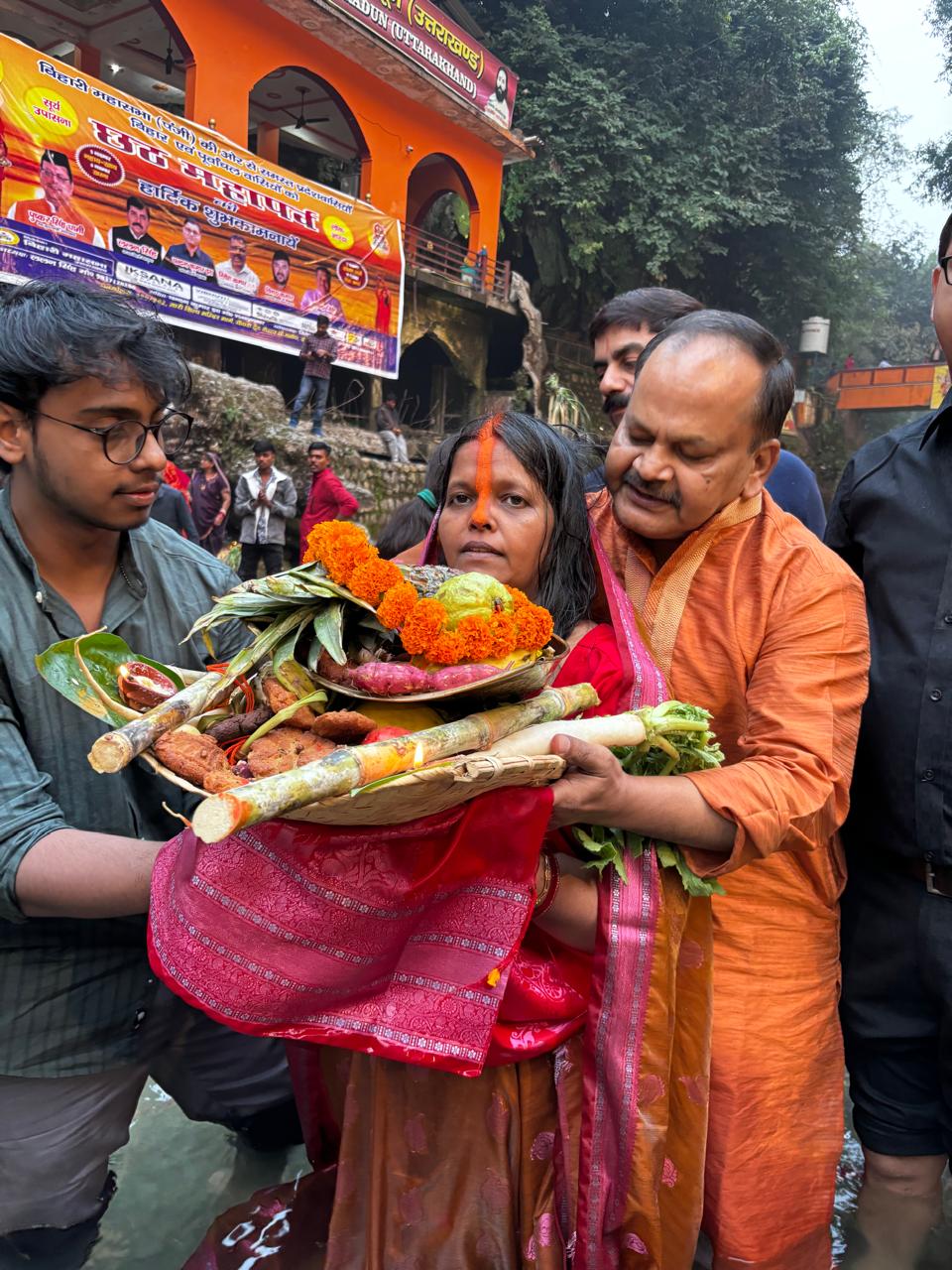 भगवान भास्कर को अर्घ्य अर्पित करतीं व्रती व उनके परिजन। भगवान भास्कर को अर्घ्य अर्पित करतीं व्रती व उनके परिजन।
