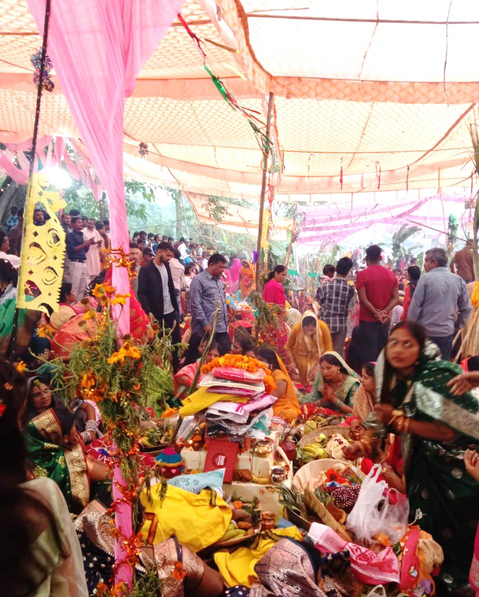 घाट पर बने मंडप में छठ पूजा करतीं महिला श्रद्धालु। घाट पर बने मंडप में छठ पूजा करतीं महिला श्रद्धालु।