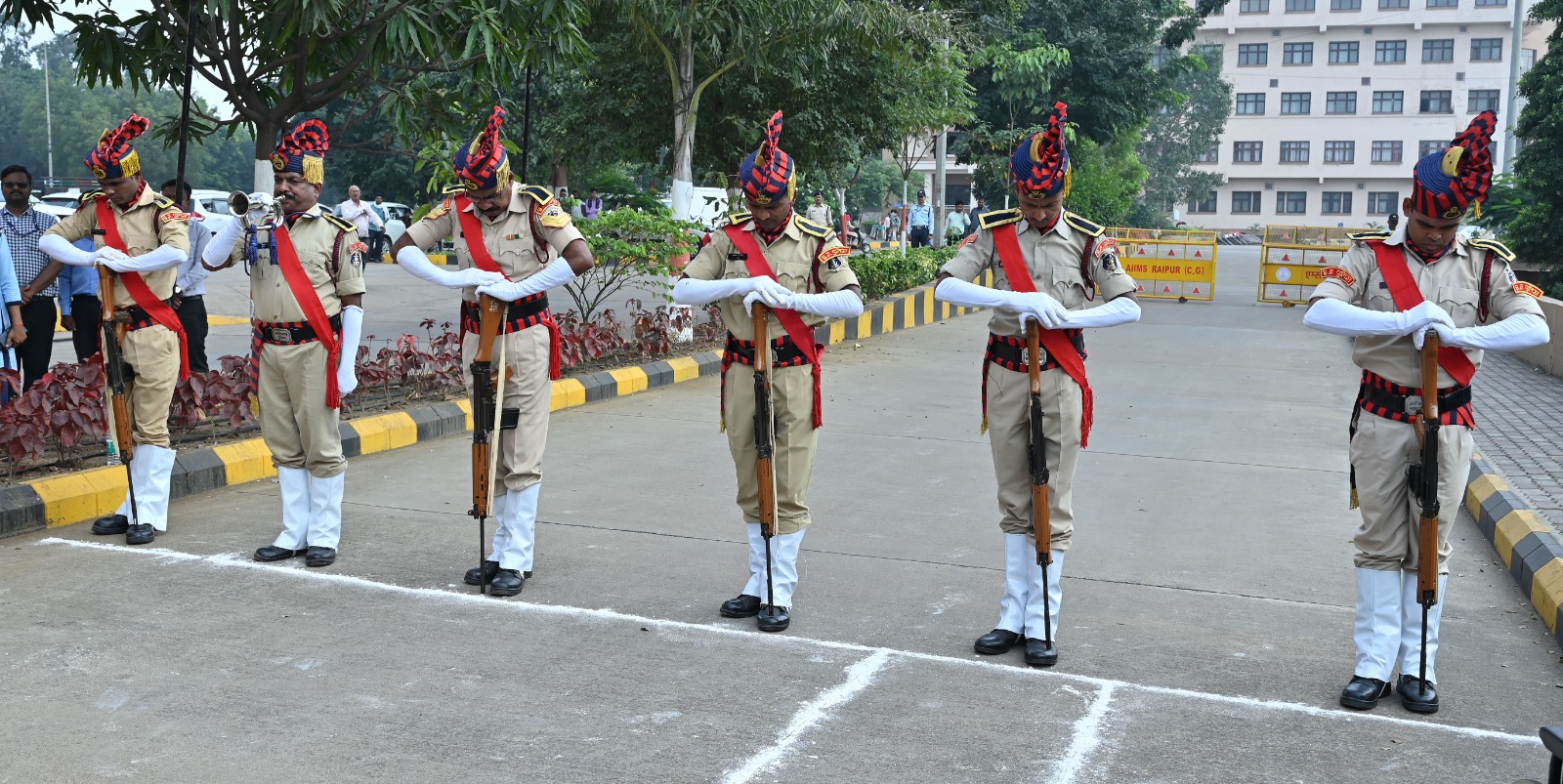 एम्स रायपुर में राजकीय सम्मान के साथ लोकतंत्र सेनानी गोपाल व्यास को अंतिम सलामी देते हुए जवान एम्स रायपुर में राजकीय सम्मान के साथ लोकतंत्र सेनानी गोपाल व्यास को अंतिम सलामी देते हुए जवान