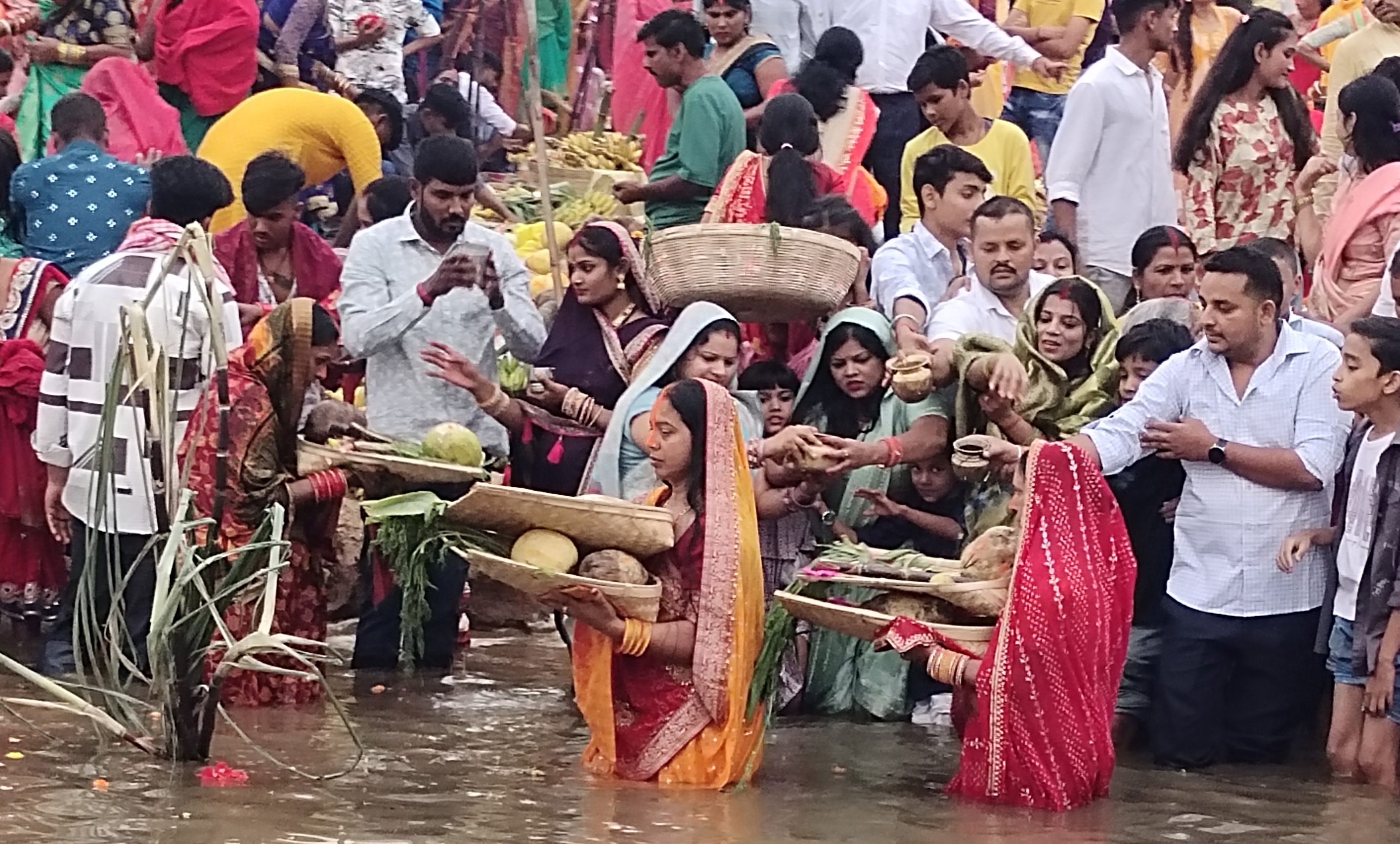 भगवान सूर्य को अर्घ्य अर्पित करते व्रति