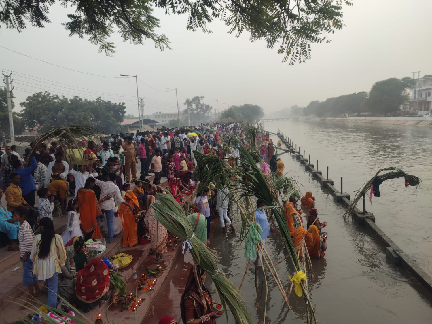 जयंती देवी मंदिर के निकट गुजर रही हांसी ब्रांच नहर पर पूजा करते हुए श्रद्धालु।