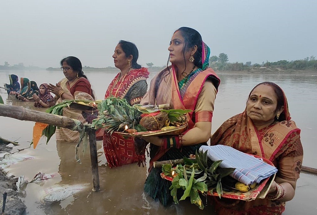 छठ पूजा में डूबी पीतलनगरी, पूर्वाचल और बिहार की 10 हजार से अधिक महिलाओं ने दिया अर्घ्य छठ पूजा में डूबी पीतलनगरी, पूर्वाचल और बिहार की 10 हजार से अधिक महिलाओं ने दिया अर्घ्य