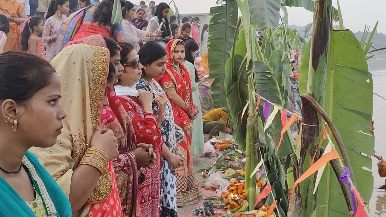 छठ पूजा में डूबी पीतलनगरी, पूर्वाचल और बिहार की 10 हजार से अधिक महिलाओं ने दिया अर्घ्य छठ पूजा में डूबी पीतलनगरी, पूर्वाचल और बिहार की 10 हजार से अधिक महिलाओं ने दिया अर्घ्य
