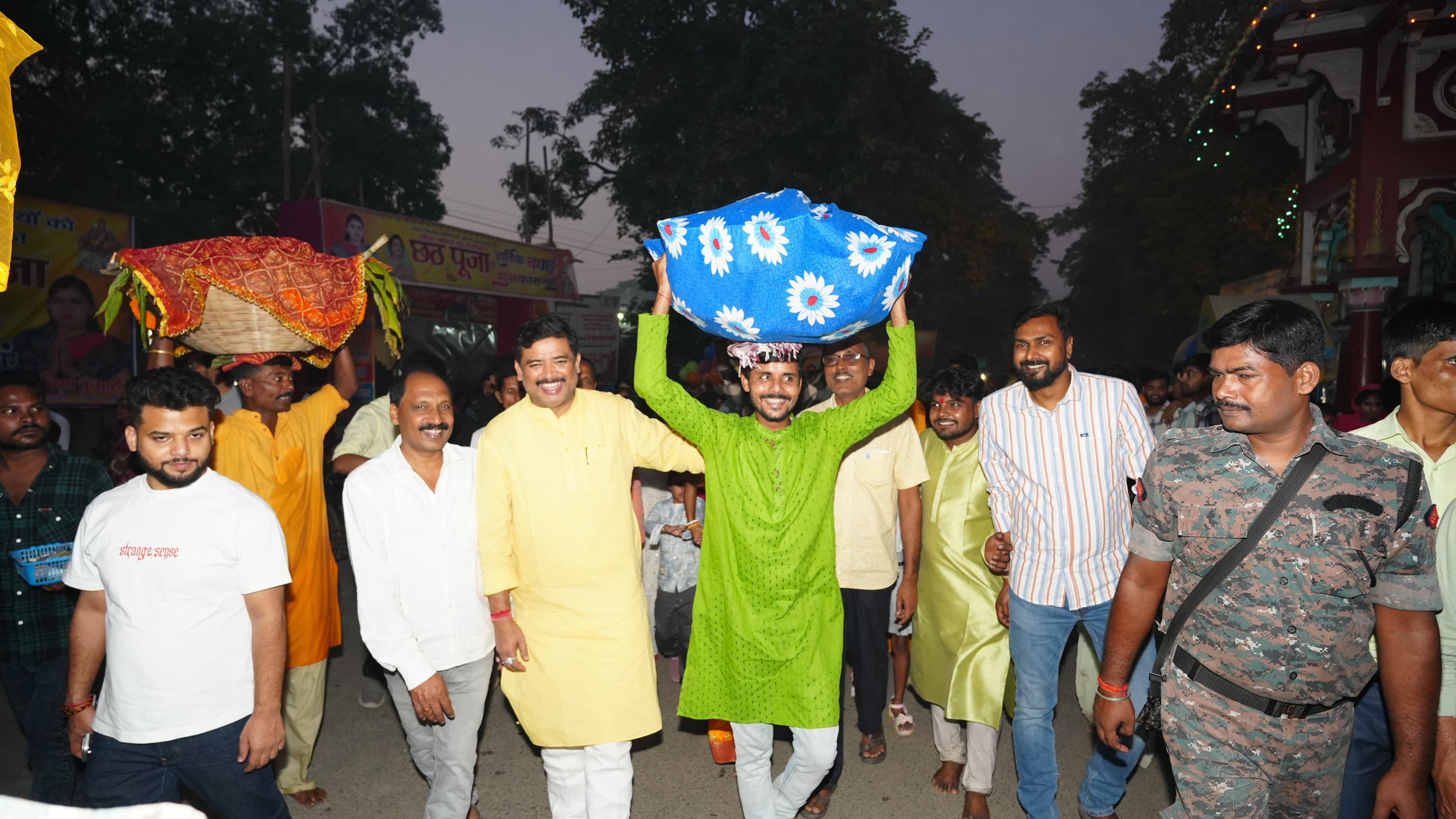 घाट पर जाते हुए घाट पर जाते हुए
