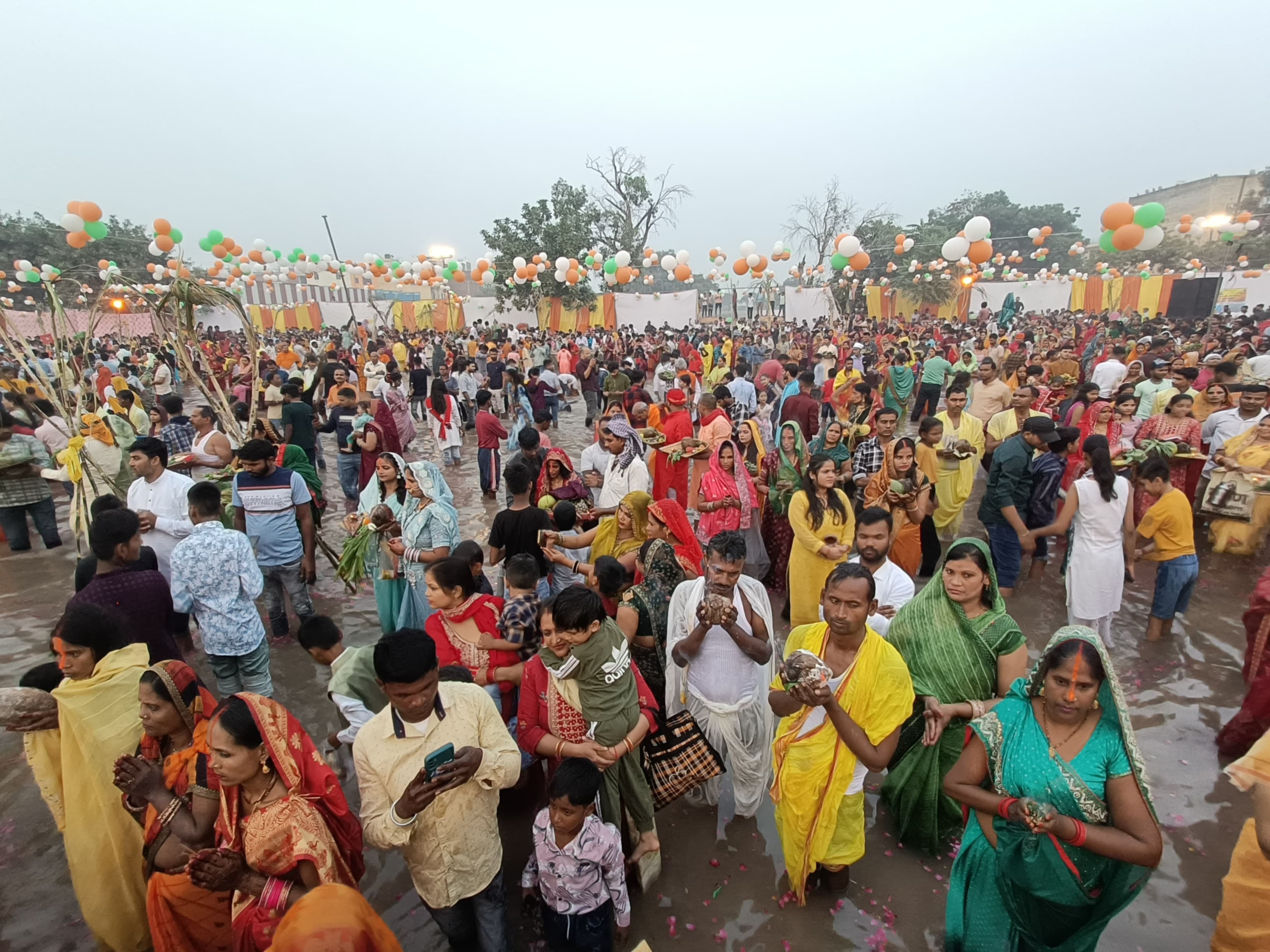 फोटो नंबर-08: गुरुग्राम में छठ पर्व पर डूबते सूर्य को अघ्र्य देतीं महिला श्रद्धालु।