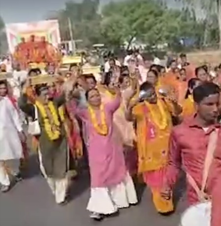 वडताल में गुरुवार सुबह श्रीलक्ष्मीनारायण देव द्विशताब्दी महोत्सव में पोथी-कलश यात्रा में शामिल श्रद्धालु। वडताल में गुरुवार सुबह श्रीलक्ष्मीनारायण देव द्विशताब्दी महोत्सव में पोथी-कलश यात्रा में शामिल श्रद्धालु।