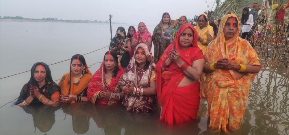 डाला छठ: गंगा तट पर अस्ताचलगामी सूर्य को पहला अर्घ्य देती व्रती महिलाए: फोटो बच्चा गुप्त