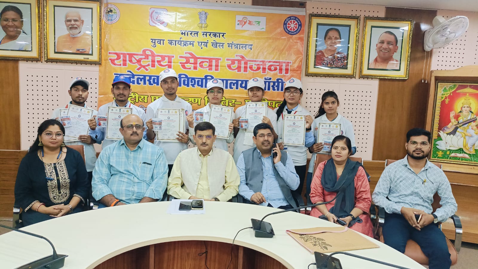 रवाना होने से पूर्व अधिकारियों संग स्वयंसेवक रवाना होने से पूर्व अधिकारियों संग स्वयंसेवक