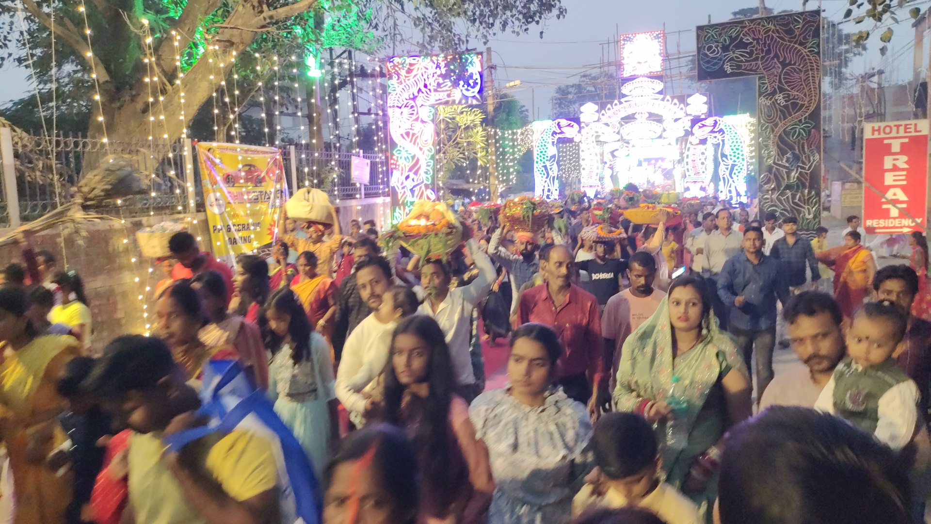 घाट पर उमड़ी श्रद्धालुओं की भीड़
