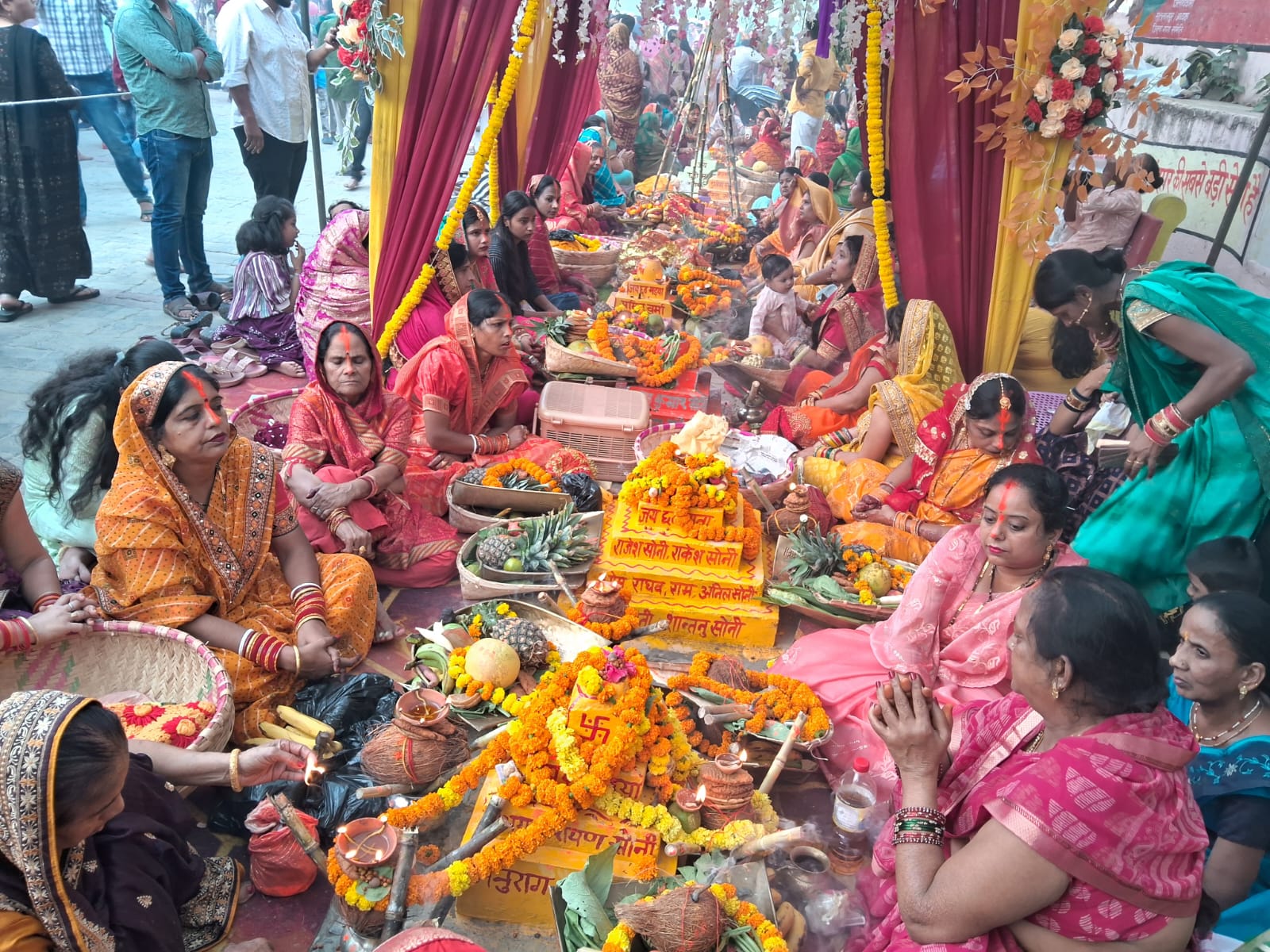 छठ पर अस्ताचलगामी भगवान भास्कर को हजारों महिलाओं ने दिया अर्घ्य छठ पर अस्ताचलगामी भगवान भास्कर को हजारों महिलाओं ने दिया अर्घ्य