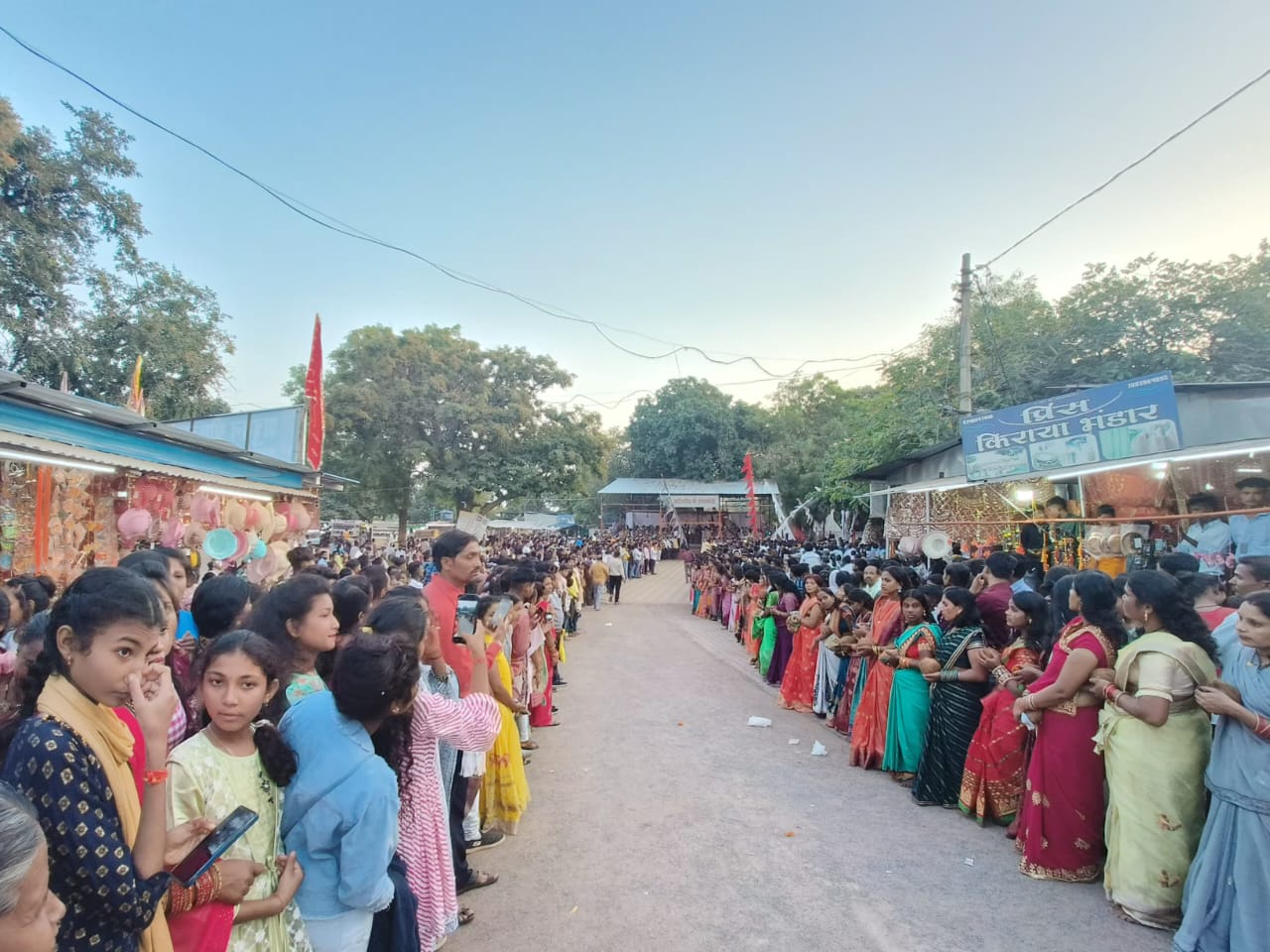 गंगरेल के मां अंगारमोती मंदिर परिसर में इस तरह से लगती है श्रध्दालुओं की भीड़। फाईल