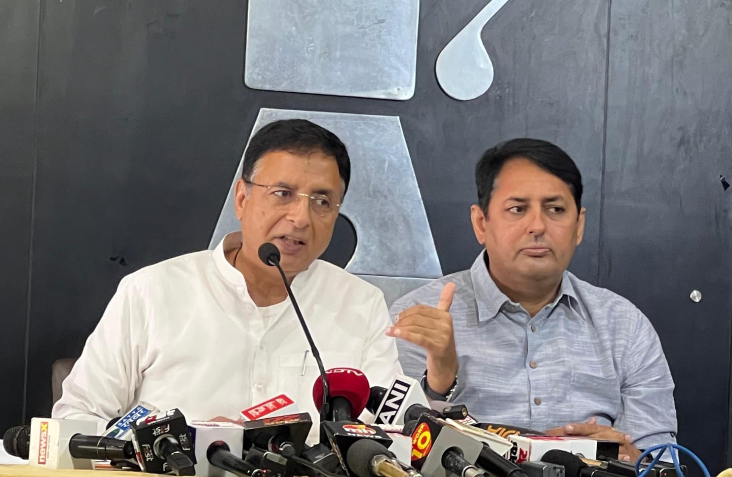 चंडीगढ़ में पत्रकाराें से बातचीत करते रणदीप सुरजेवाला चंडीगढ़ में पत्रकाराें से बातचीत करते रणदीप सुरजेवाला