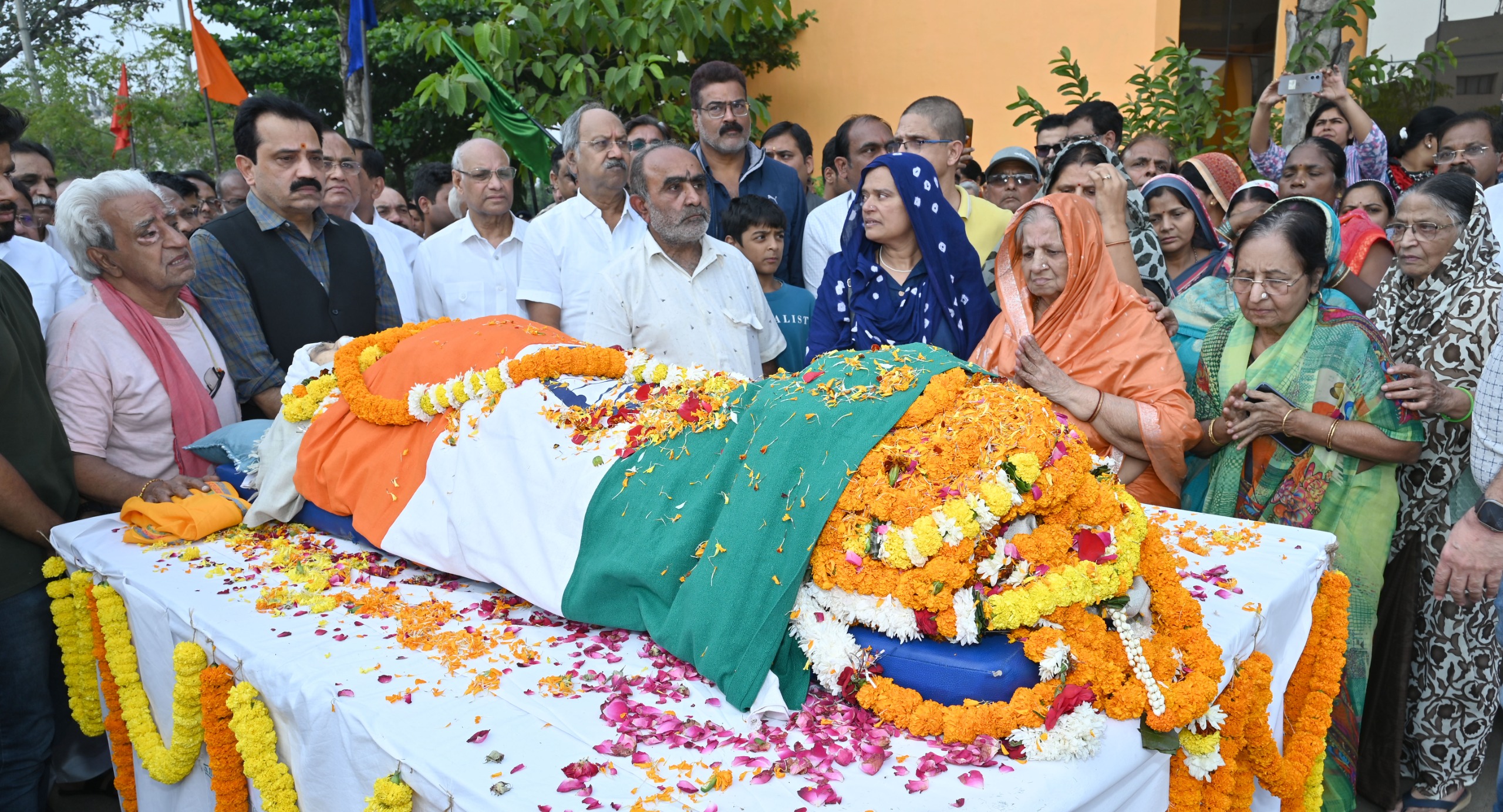 पूर्व राज्यसभा सांसद व प्रख्यात समाज सेवी गोपाल व्यास की अंतिम दर्शन में भावभीनी श्रद्धांजलि देते परिजन पूर्व राज्यसभा सांसद व प्रख्यात समाज सेवी गोपाल व्यास की अंतिम दर्शन में भावभीनी श्रद्धांजलि देते परिजन