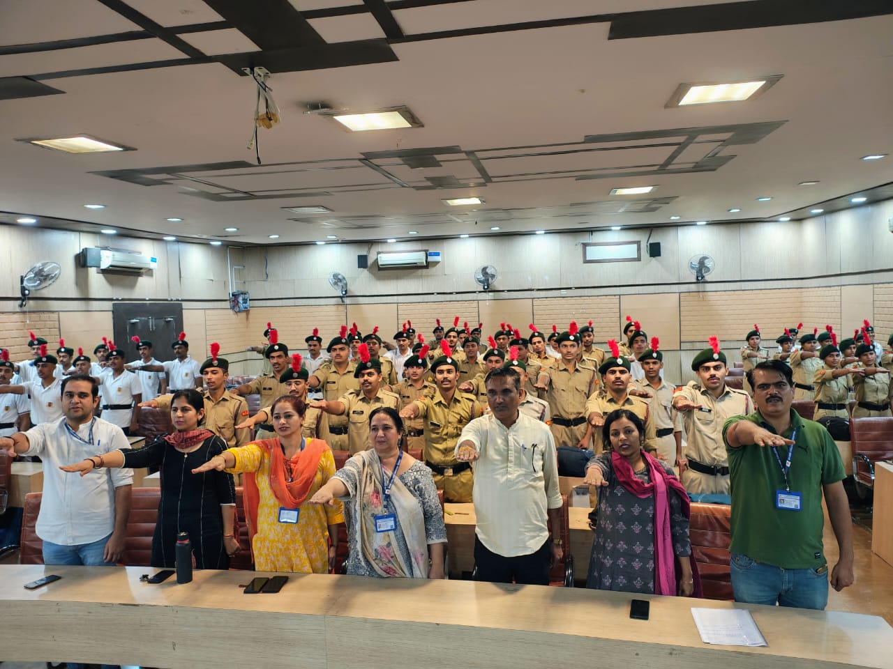 फोटो कैप्शन 7आरटीके4 : नशे के दुष्प्रभाव बारे विद्यार्थियों को जागरूक कर शपथ दिलाते प्राचार्या फोटो कैप्शन 7आरटीके4 : नशे के दुष्प्रभाव बारे विद्यार्थियों को जागरूक कर शपथ दिलाते प्राचार्या