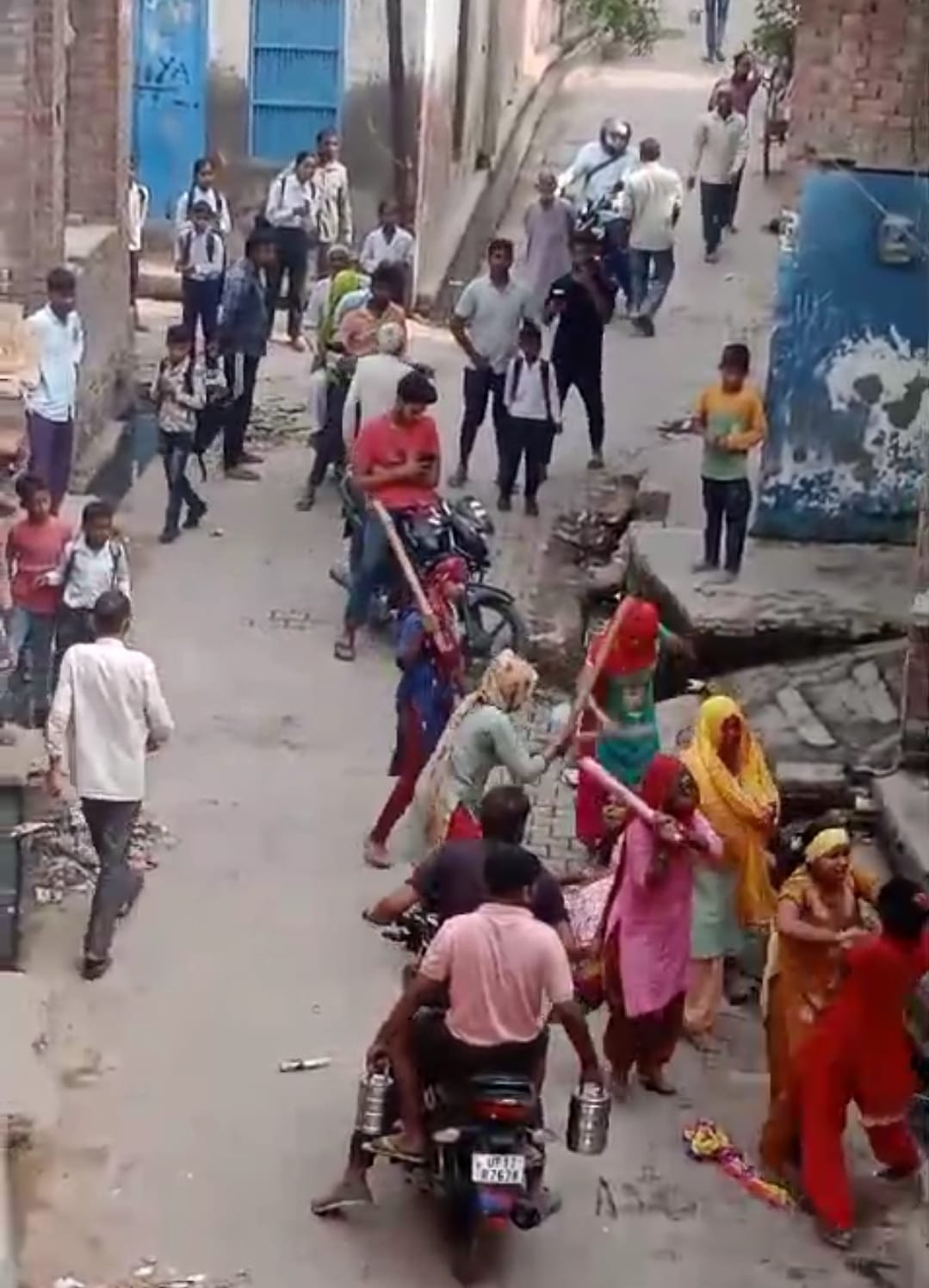 दोघट में सड़क पर मारपीट करती महिआऐं दोघट में सड़क पर मारपीट करती महिआऐं
