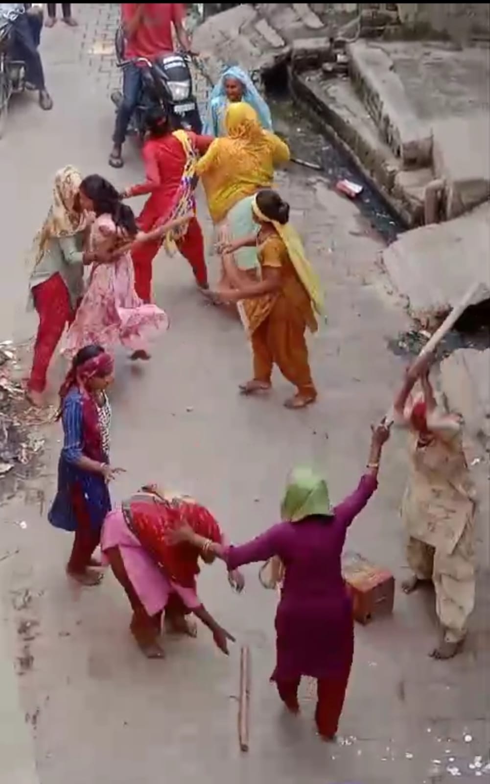 दोघट में सड़क पर मारपीट करती महिआऐं ृ दोघट में सड़क पर मारपीट करती महिआऐं ृ