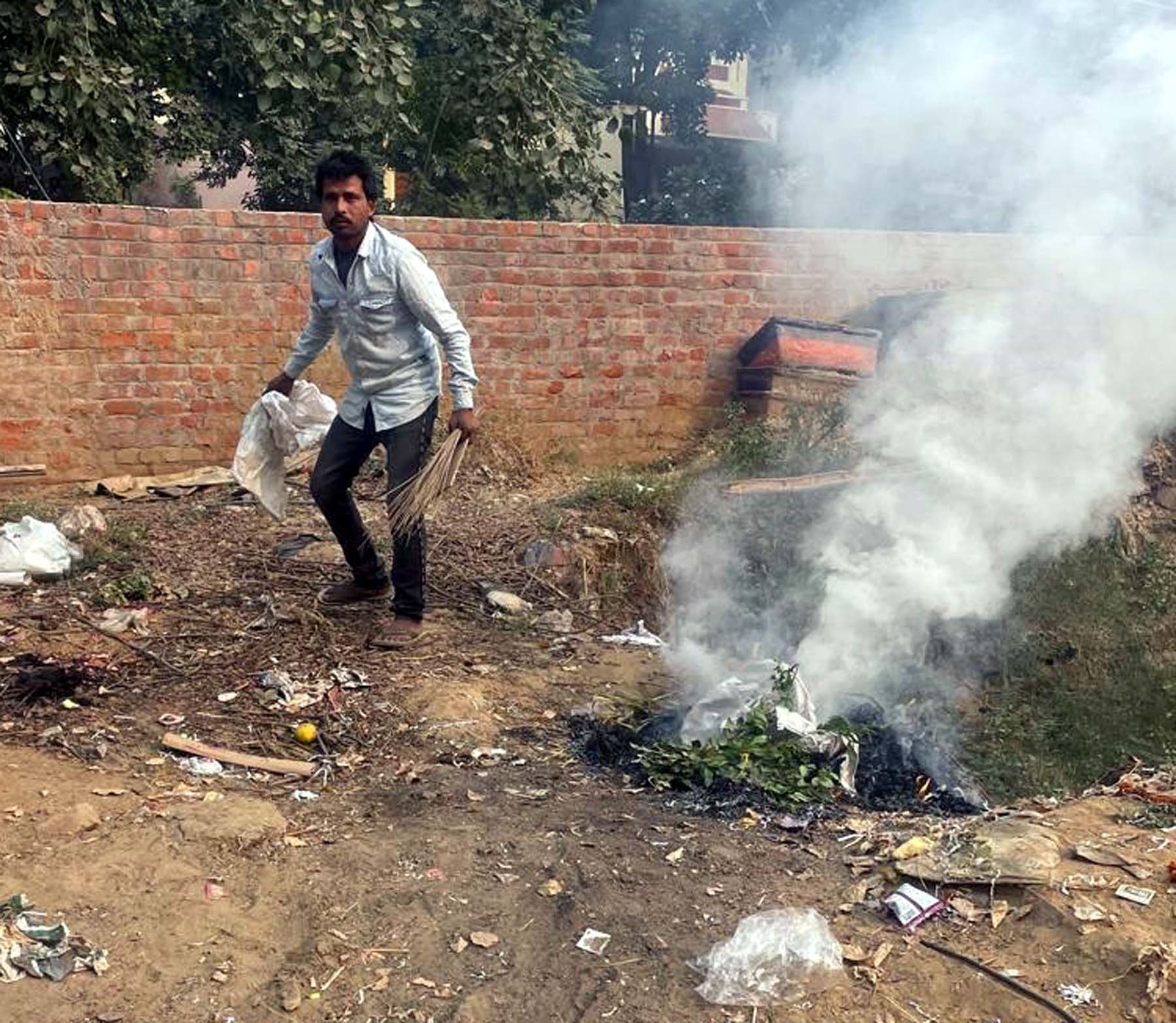 फोटो नंबर-05: गुरुग्राम में कचरे में आग लगाता एक व्यक्ति। फोटो नंबर-05: गुरुग्राम में कचरे में आग लगाता एक व्यक्ति।