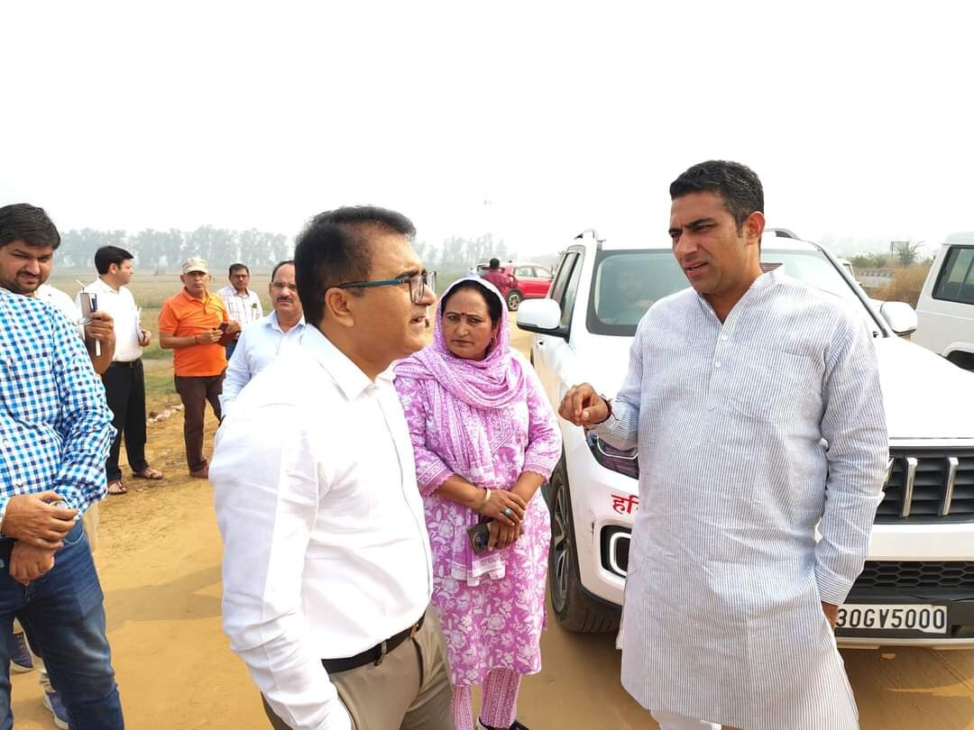 भाजपा नेता मनोज रावत जिला उपायुक्त से बात चीत करते हुए भाजपा नेता मनोज रावत जिला उपायुक्त से बात चीत करते हुए