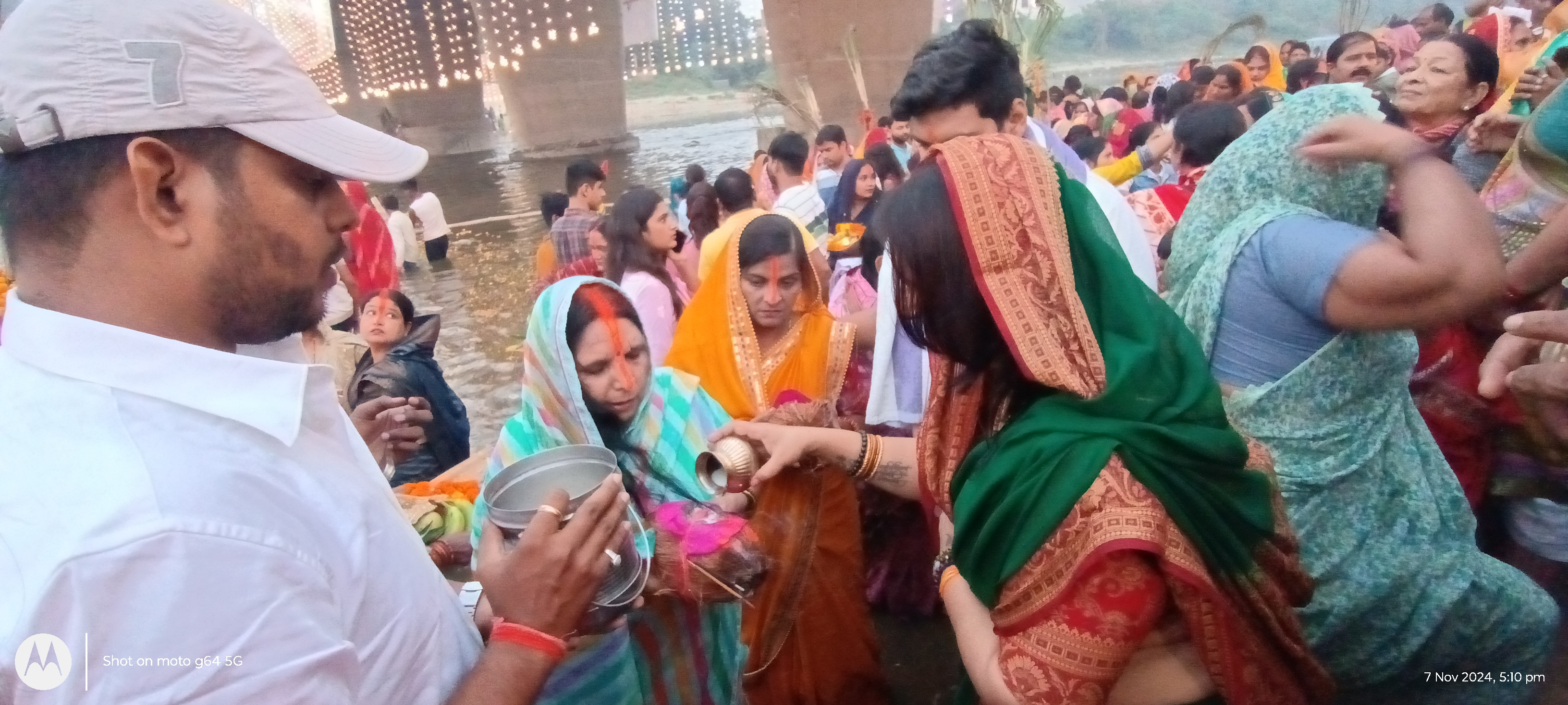 डूबते सूर्य देव को जल देकर  छठ माता की पूजा की हुई शुरुआत