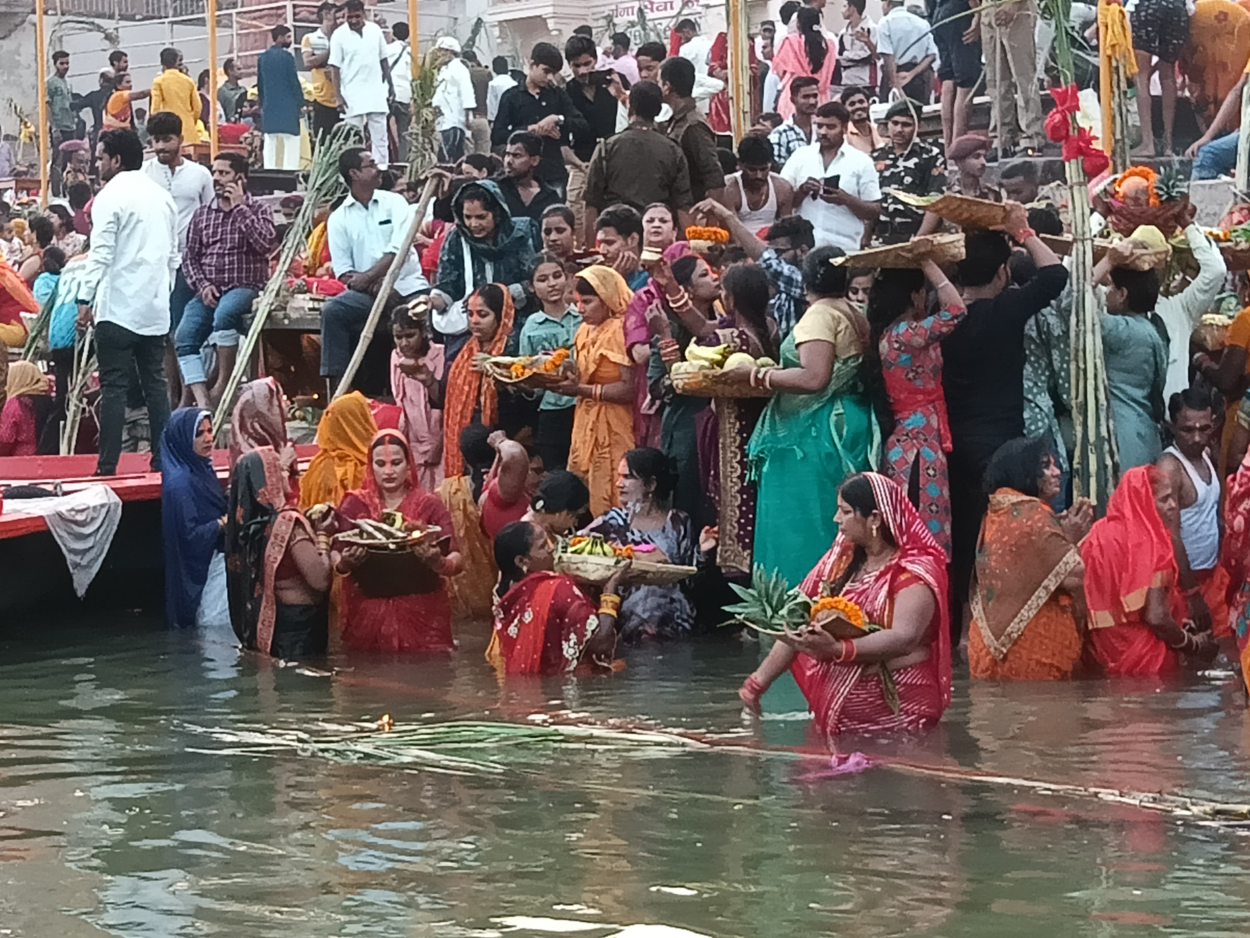 डाला छठ: गंगा तट पर अस्ताचलगामी सूर्य को पहला अर्घ्य देती व्रती महिलाए: फोटो बच्चा गुप्त