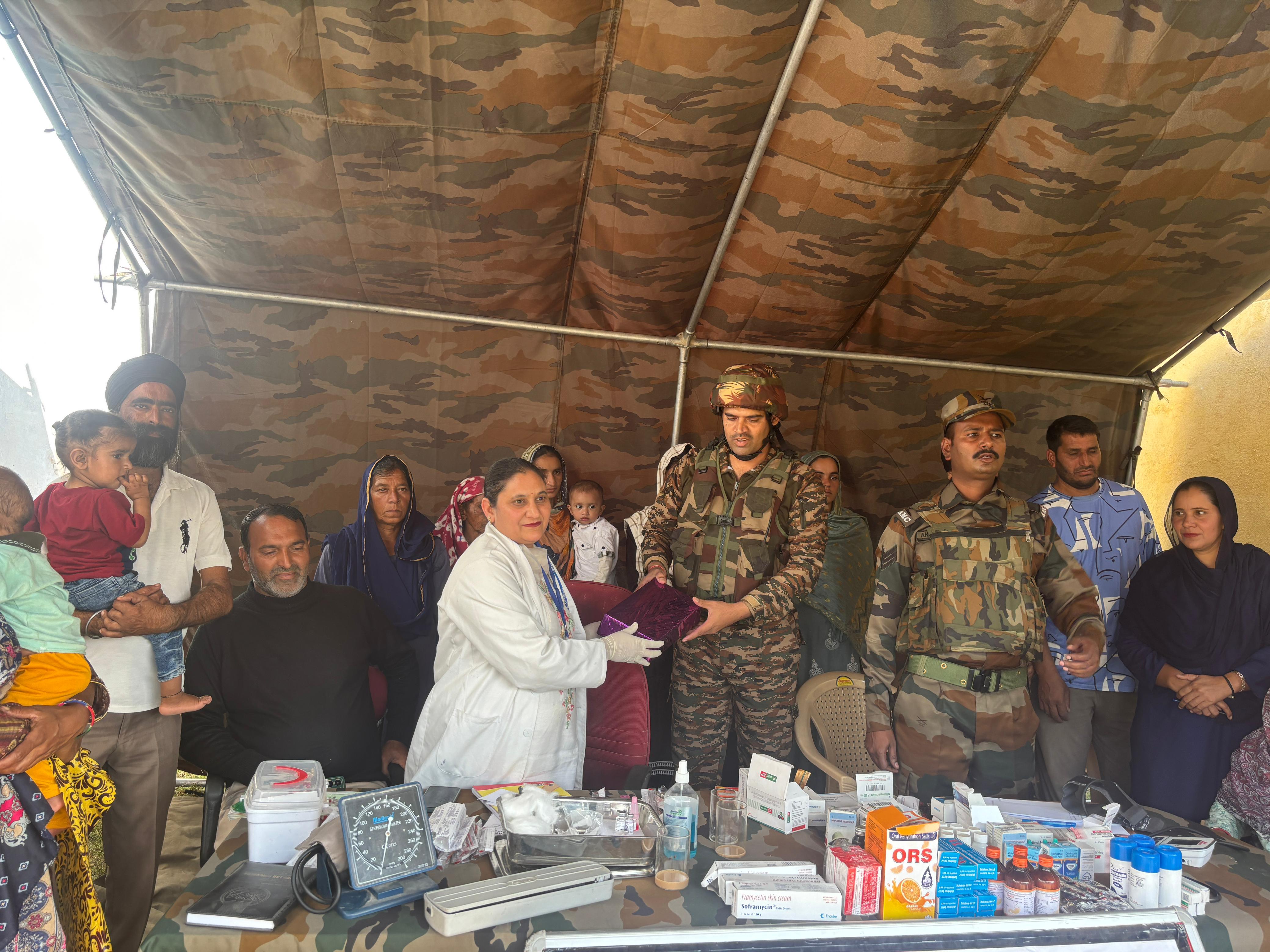 नागरिक प्रशासन और सेना ने मोबाइल मेडिकल गश्ती का आयोजन किया नागरिक प्रशासन और सेना ने मोबाइल मेडिकल गश्ती का आयोजन किया