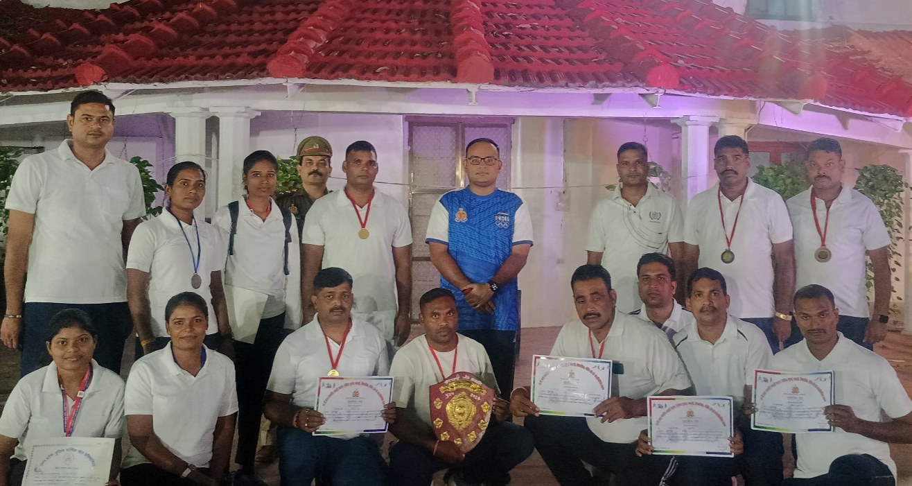 कबड्डी टीम के खिलाड़ियों के साथ पुलिस अधीक्षक अभिनंदन कबड्डी टीम के खिलाड़ियों के साथ पुलिस अधीक्षक अभिनंदन