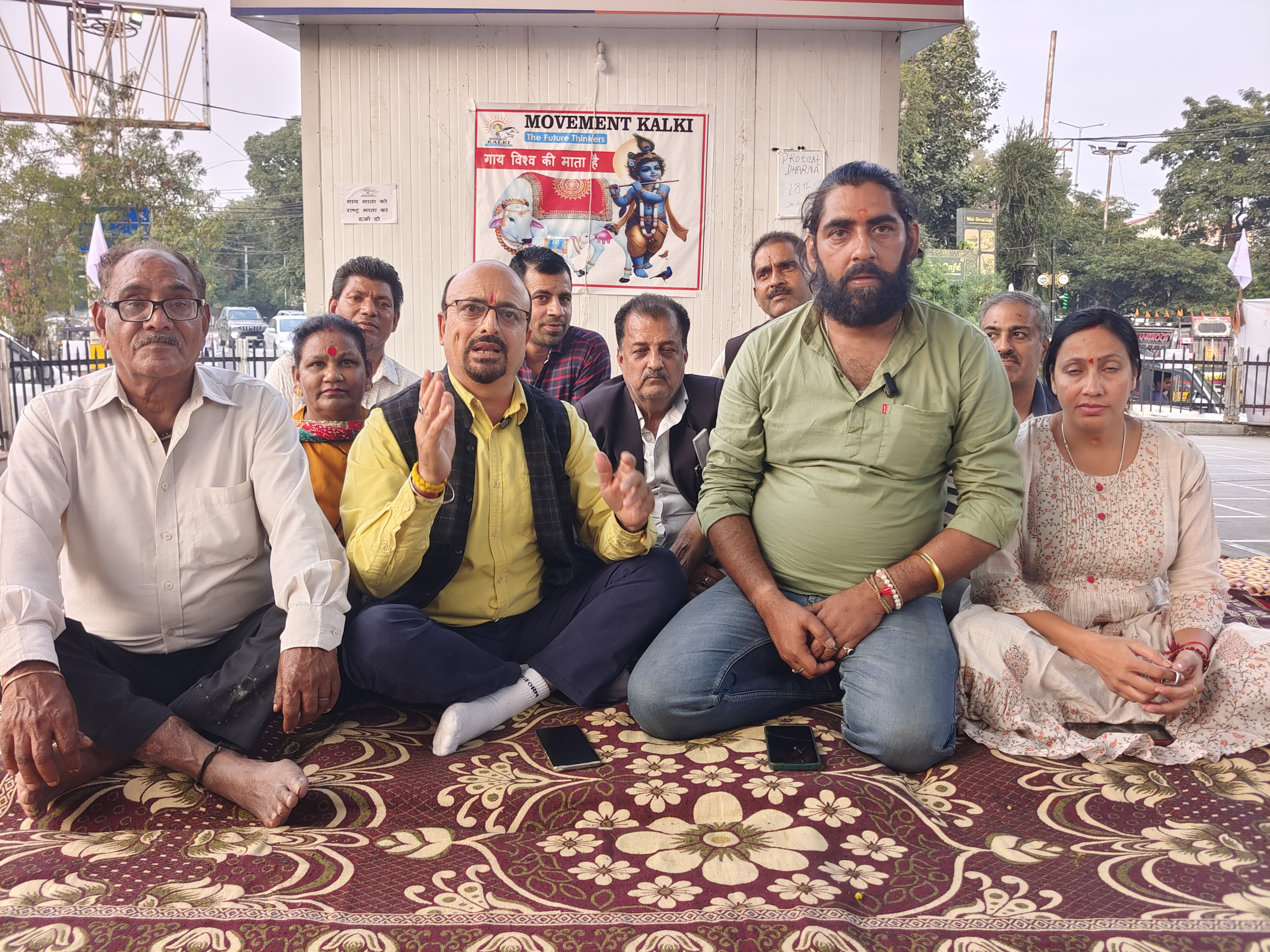 मूवमेंट कल्कि का 18वें दिन भी जारी प्रदर्शन, गाय माता को राष्ट्र माता का दर्जा और सख्त कानून की मांग मूवमेंट कल्कि का 18वें दिन भी जारी प्रदर्शन, गाय माता को राष्ट्र माता का दर्जा और सख्त कानून की मांग