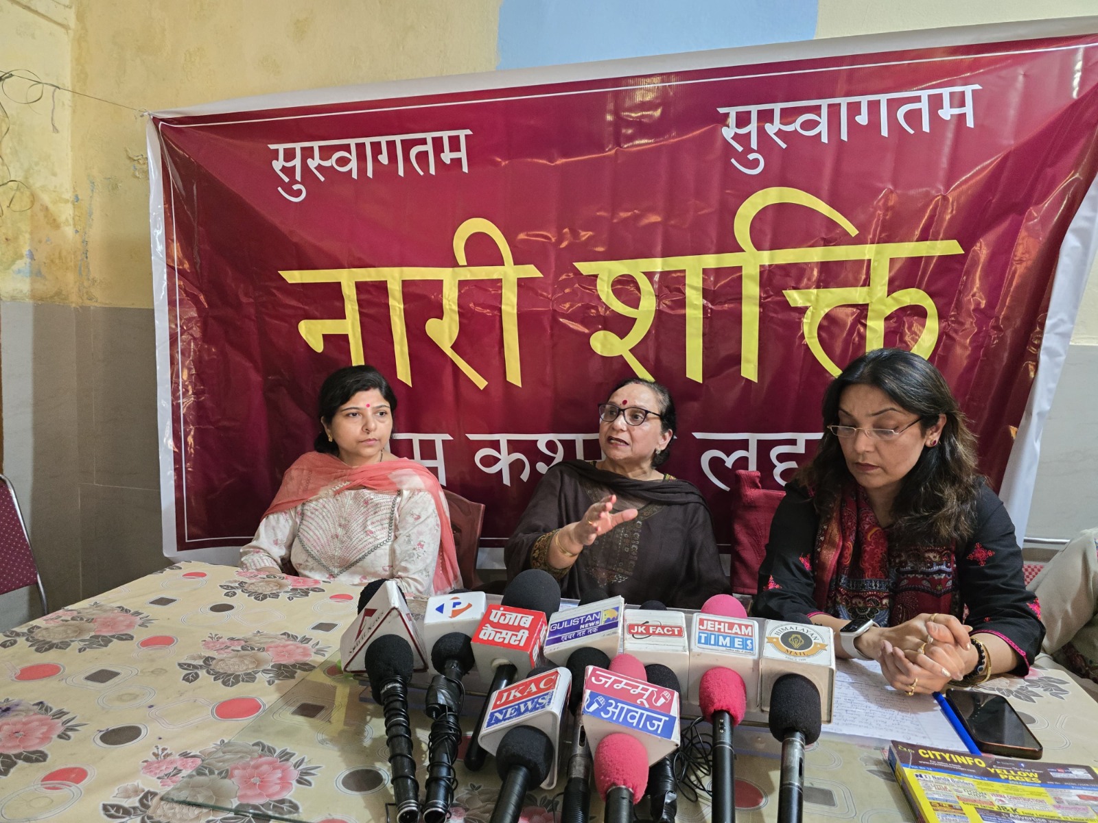 नारी शक्ति संगठन ने अनुच्छेद 370 को निरस्त करने के प्रयासों के खिलाफ विरोध प्रदर्शन किया नारी शक्ति संगठन ने अनुच्छेद 370 को निरस्त करने के प्रयासों के खिलाफ विरोध प्रदर्शन किया