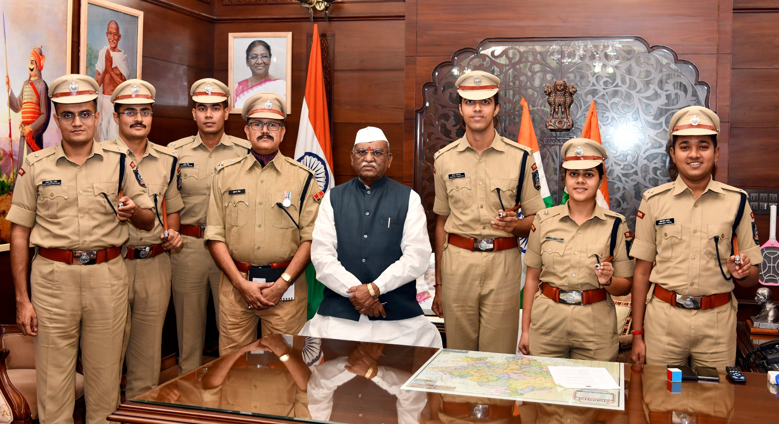 राज्यपाल से भारतीय पुलिस सेवा के प्रशिक्षु अधिकारियों ने मुलाकात की राज्यपाल से भारतीय पुलिस सेवा के प्रशिक्षु अधिकारियों ने मुलाकात की
