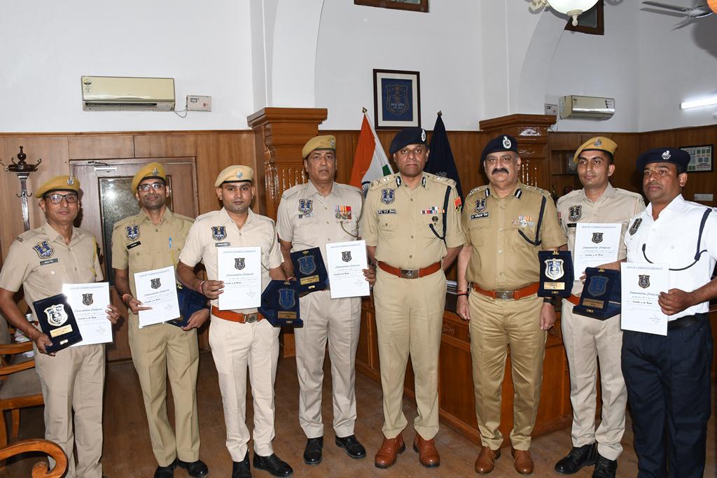 उत्कृष्ट एवं सराहनीय कार्य करने वाले छह पुलिसकर्मी कांस्टेबल ऑफ दी मंथ के अवार्ड से सम्मानित उत्कृष्ट एवं सराहनीय कार्य करने वाले छह पुलिसकर्मी कांस्टेबल ऑफ दी मंथ के अवार्ड से सम्मानित