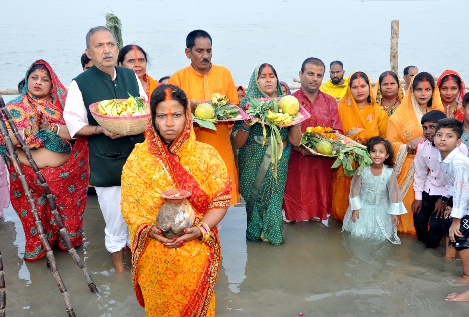 अस्ताचलगामी सूर्य को अर्घ्य देती व्रती महिलाएं अस्ताचलगामी सूर्य को अर्घ्य देती व्रती महिलाएं