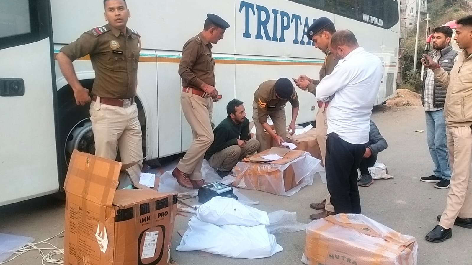 कैश और मादक पदार्थों के साथ पकड़ा व्यक्ति पुलिस टीम के साथ। कैश और मादक पदार्थों के साथ पकड़ा व्यक्ति पुलिस टीम के साथ।