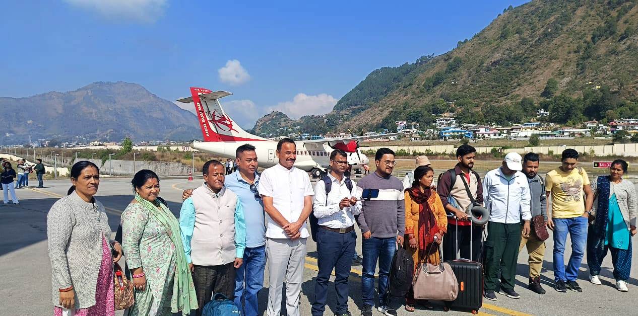 पहली हवाई यात्रा कर दिल्ली से पिथाैरागढ़ आए यात्री। पहली हवाई यात्रा कर दिल्ली से पिथाैरागढ़ आए यात्री।